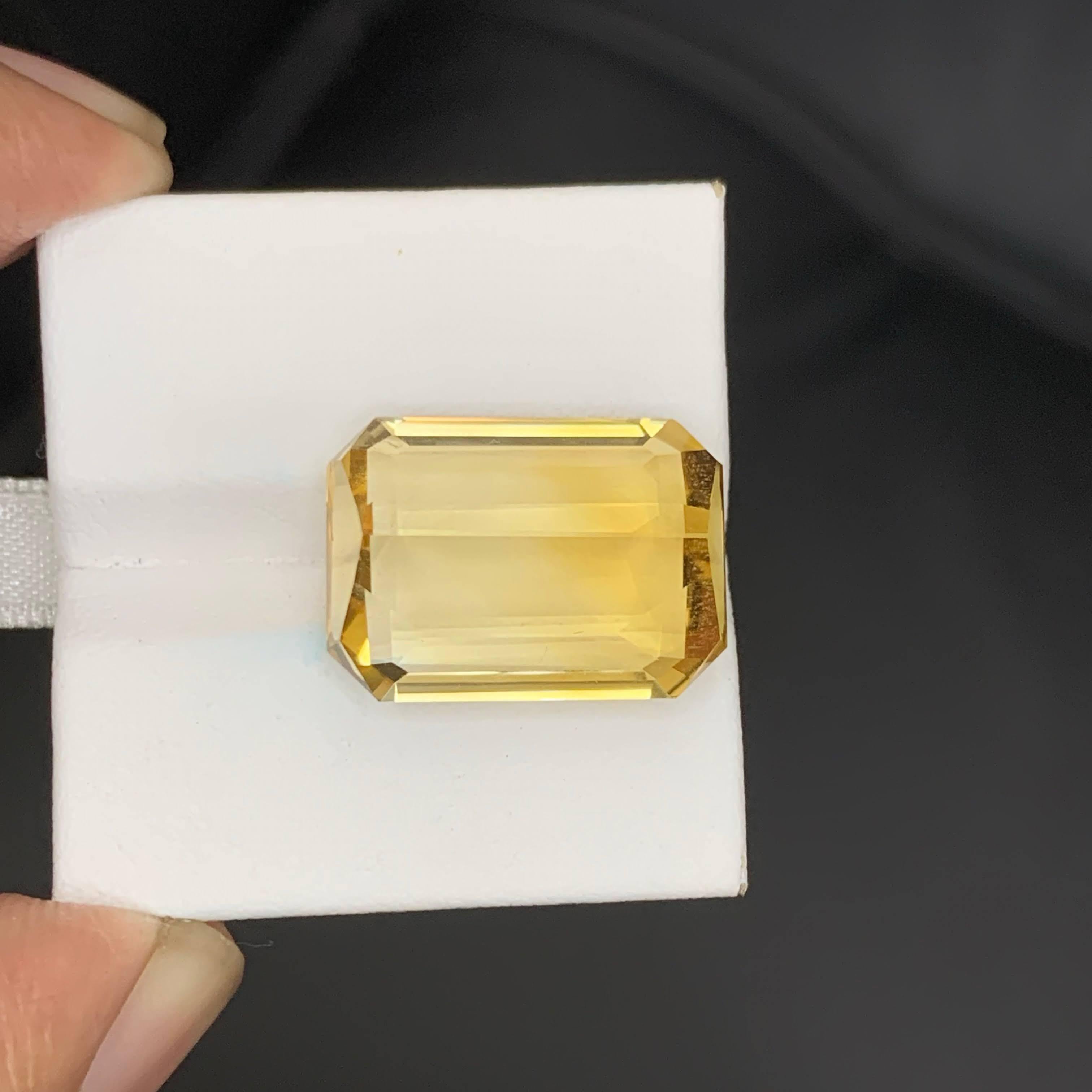 20.35 Carat Natural Loose Bicolor Yellow Citrine Emerald Cut Brazilian Gemstone In condizioni Nuovo in vendita a Bangkok, TH