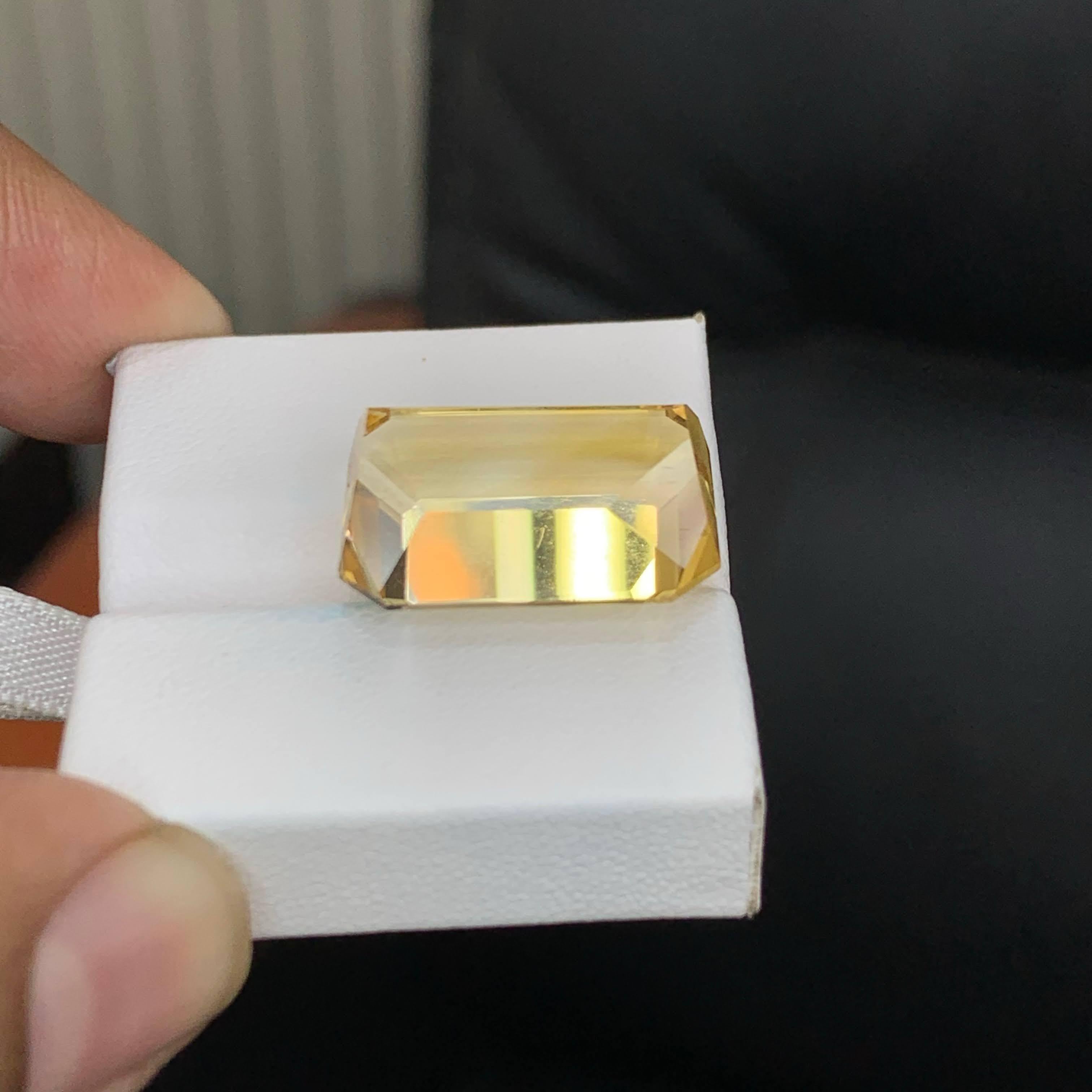 da uomo o donna 20.35 Carat Natural Loose Bicolor Yellow Citrine Emerald Cut Brazilian Gemstone in vendita