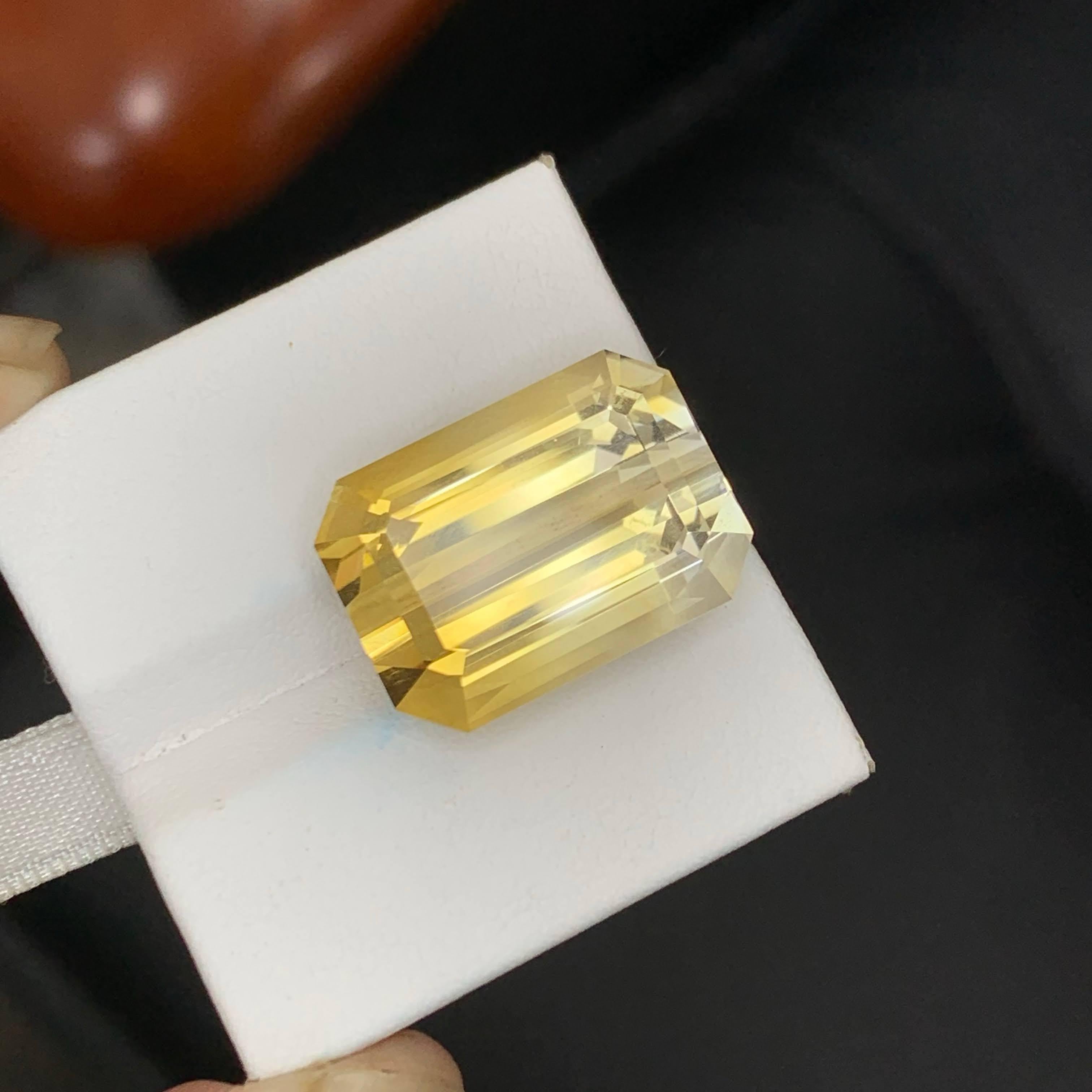 20.35 Carat Natural Loose Bicolor Yellow Citrine Emerald Cut Brazilian Gemstone in vendita 1