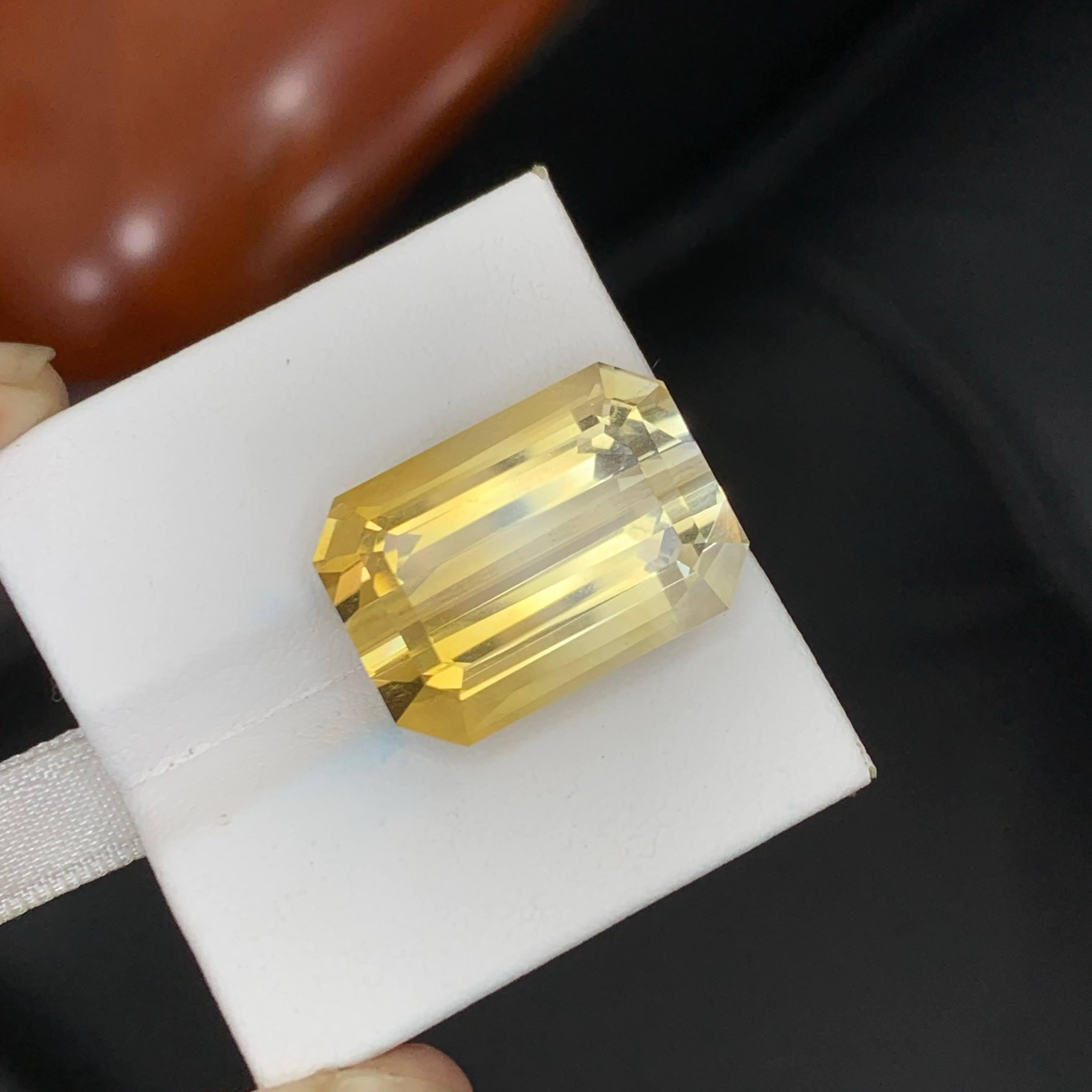 20.35 Carat Natural Loose Bicolor Yellow Citrine Emerald Cut Brazilian Gemstone in vendita 2
