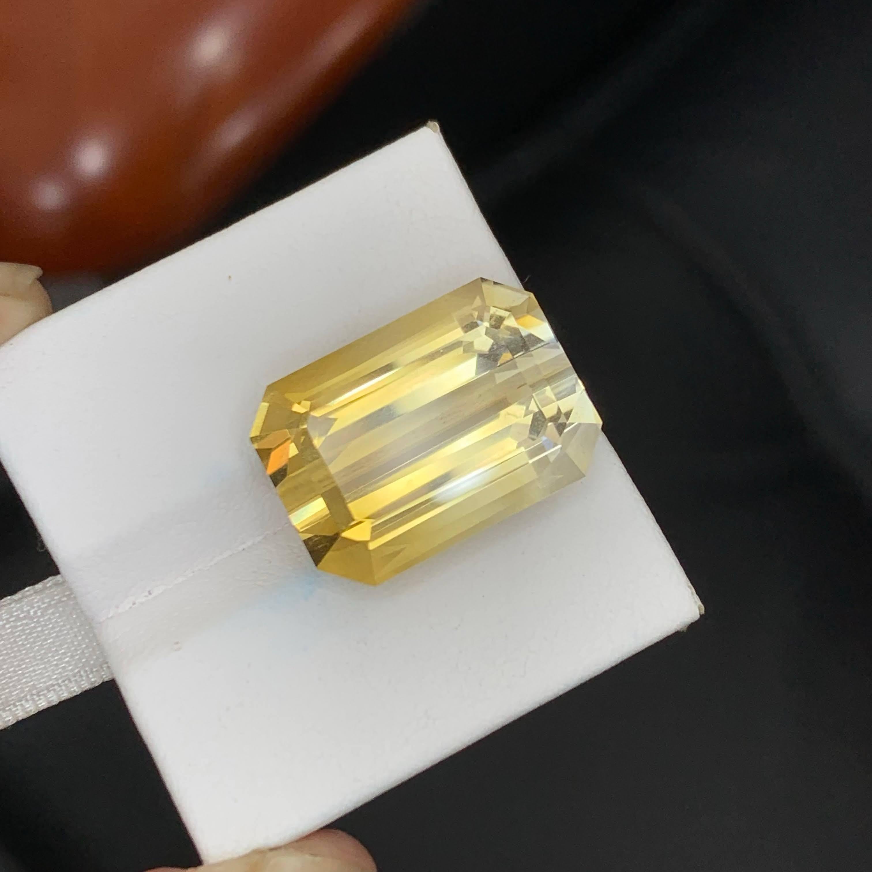 20.35 Carat Natural Loose Bicolor Yellow Citrine Emerald Cut Brazilian Gemstone in vendita 3