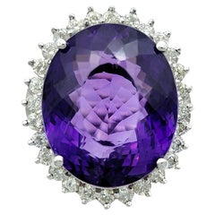 Anillo de cóctel con amatista oval de 20,35 quilates y halo de diamantes en oro blanco de 14 quilates