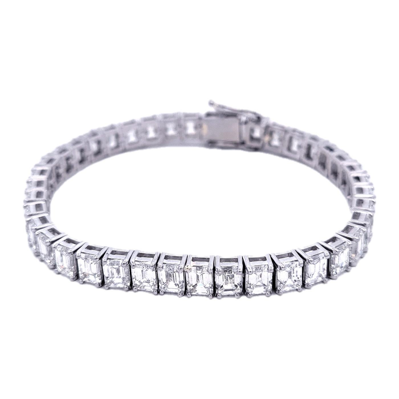 Esta pulsera de tenis de diamantes consta de 40 eslabones de diamantes de talla esmeralda perfectamente combinados engastados en platino con 4 puntas de 5,10x3,90 mm (1/2 ct).   La pulsera viene con un  Cerradura de seguridad incorporada y cierre de