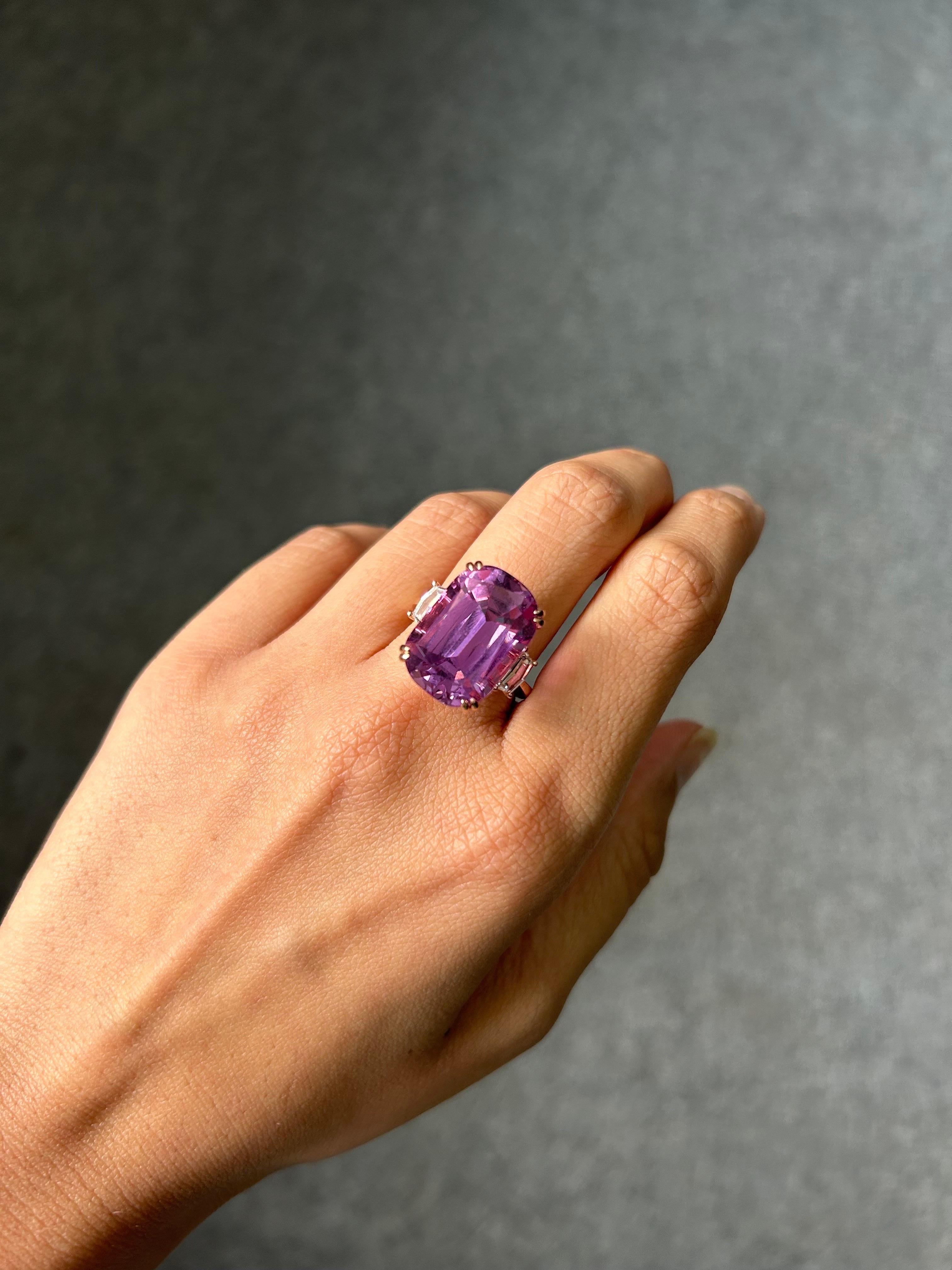 Verlobungsring mit 20,39 Karat Kunzit und Diamanten mit drei Steinen im Zustand „Neu“ im Angebot in Bangkok, Thailand