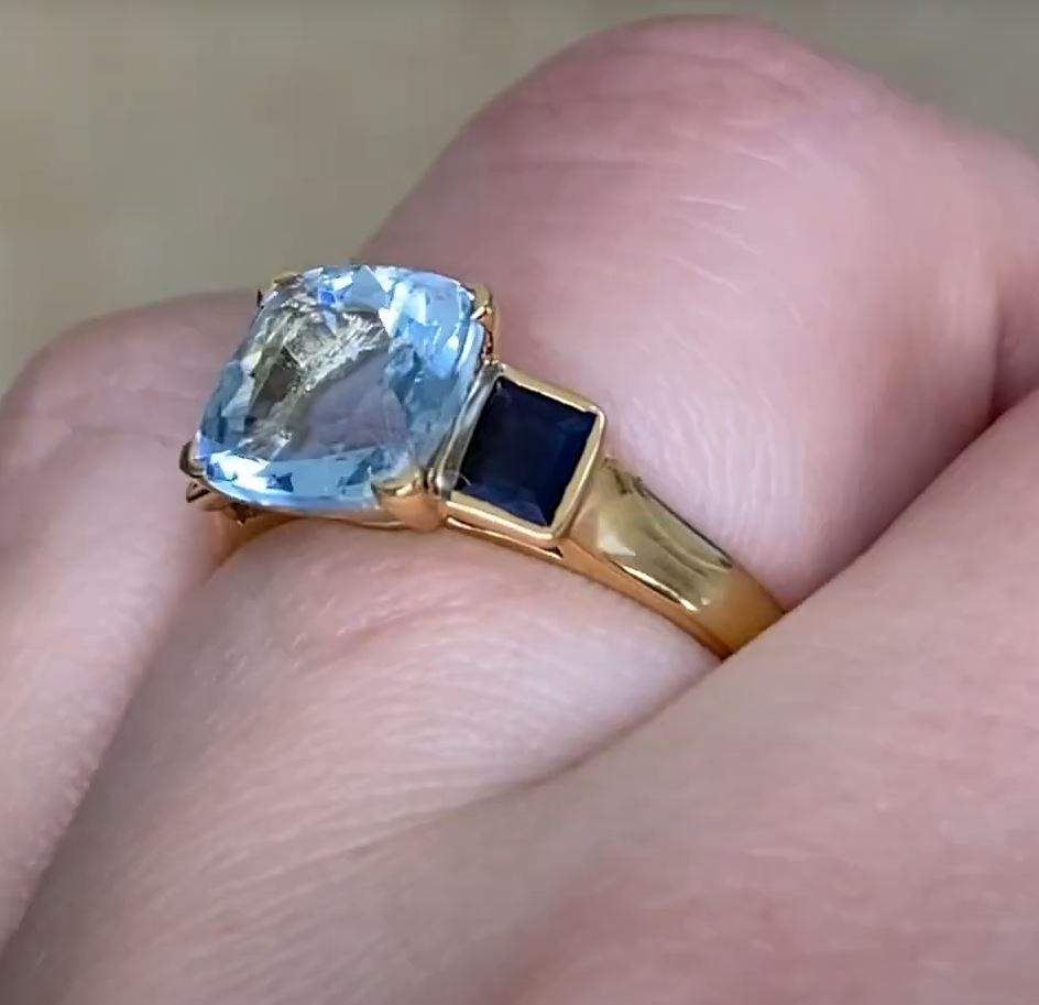 Cette exquise bague en pierre précieuse met en valeur une vibrante aigue-marine taillée en coussin, pesant environ 2,00 carats. La pierre centrale présente une saturation exceptionnelle avec la très convoitée teinte bleue Santa Maria, connue pour sa