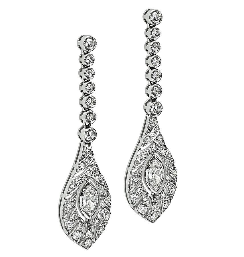Questo è un elegante paio di orecchini a goccia in platino. Gli orecchini sono caratterizzati da scintillanti diamanti a taglio marquise e rotondo che pesano circa 2.03 carati. Il colore dei diamanti è G-H con purezza VS2. Gli orecchini misurano 46