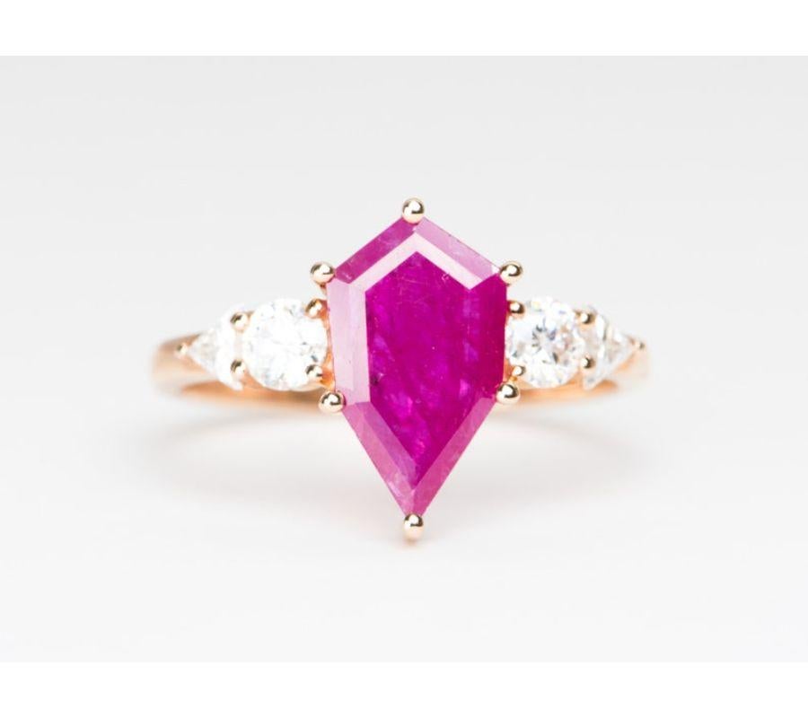 ♥  This is a beautiful 14k rose gold ring set with a hexagon ruby in the center, and flanked with moissanite side stones.

♥  Ring size: US 7 (Free resizing up or down 1 size)
♥  Ring width: 1.8mm
♥  Material: 14K rose gold
♥  Gemstone: Center ruby