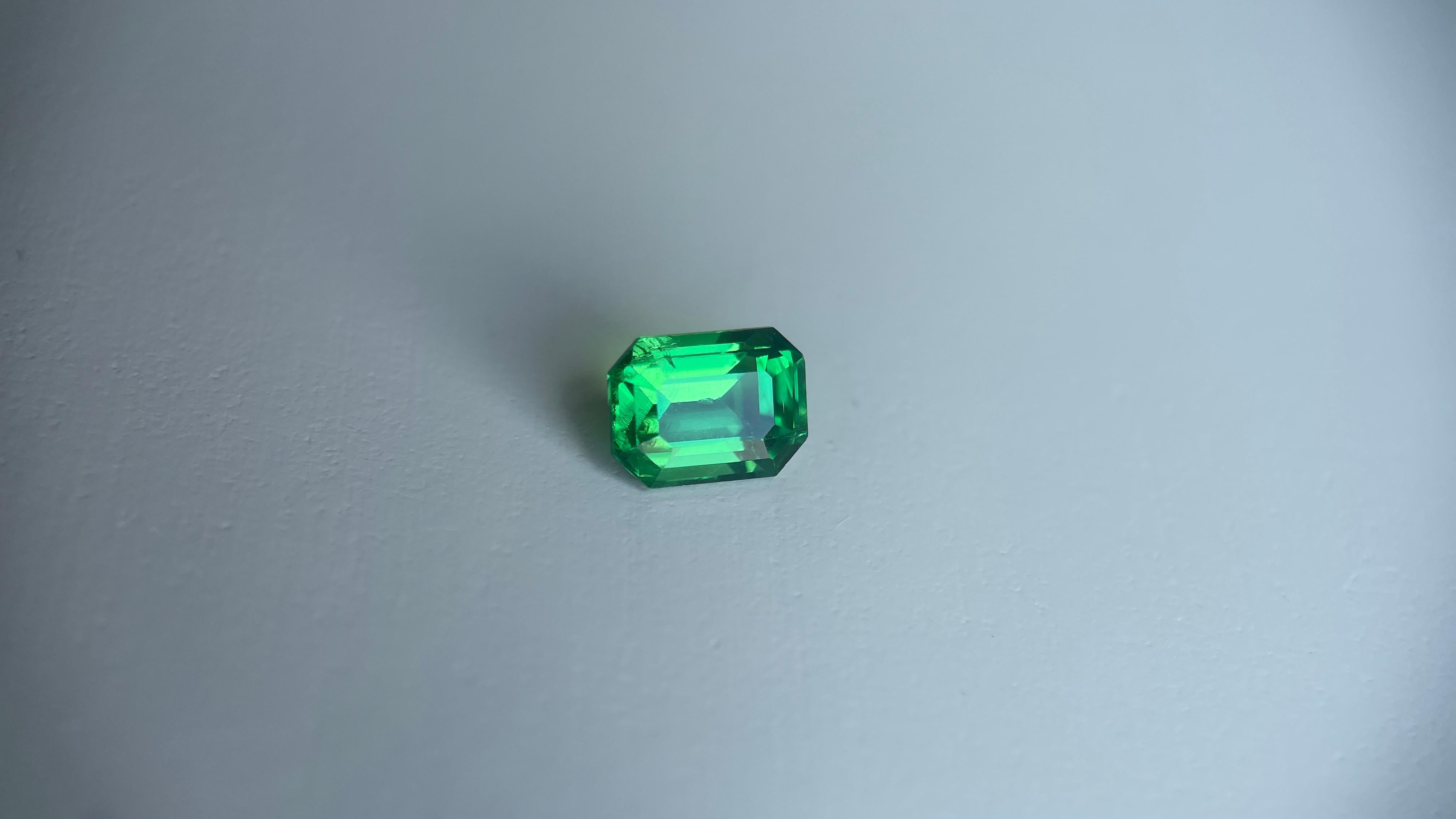 Ottagono 2,03Ct Tsavorite Garnet- Verde vibrante/verde elettrico di qualità superiore in vendita