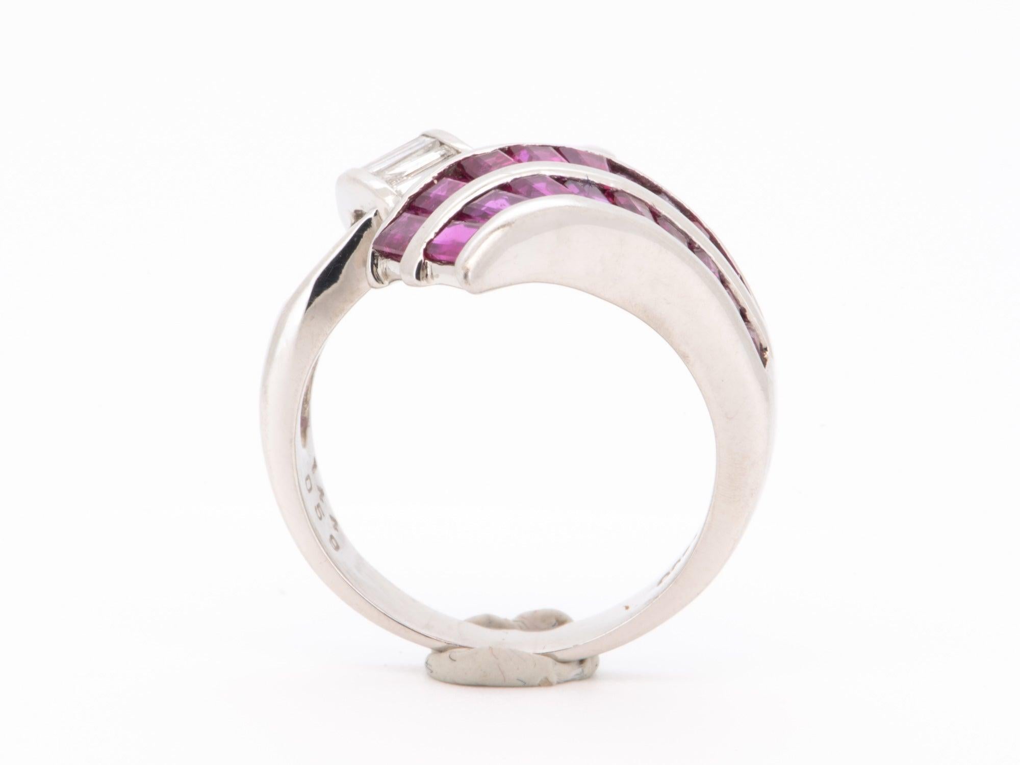 ♥ 2,03ctw Rubí Baguette y Diamante Diseño Abstracto Anillo Platino Pesado 8,3g V1138
♥ El elemento mide 9,2 mm de longitud (dirección Norte-Sur), 20 mm de anchura (dirección Este-Oeste) y mide 3,7 mm de altura desde el dedo. La anchura de la banda