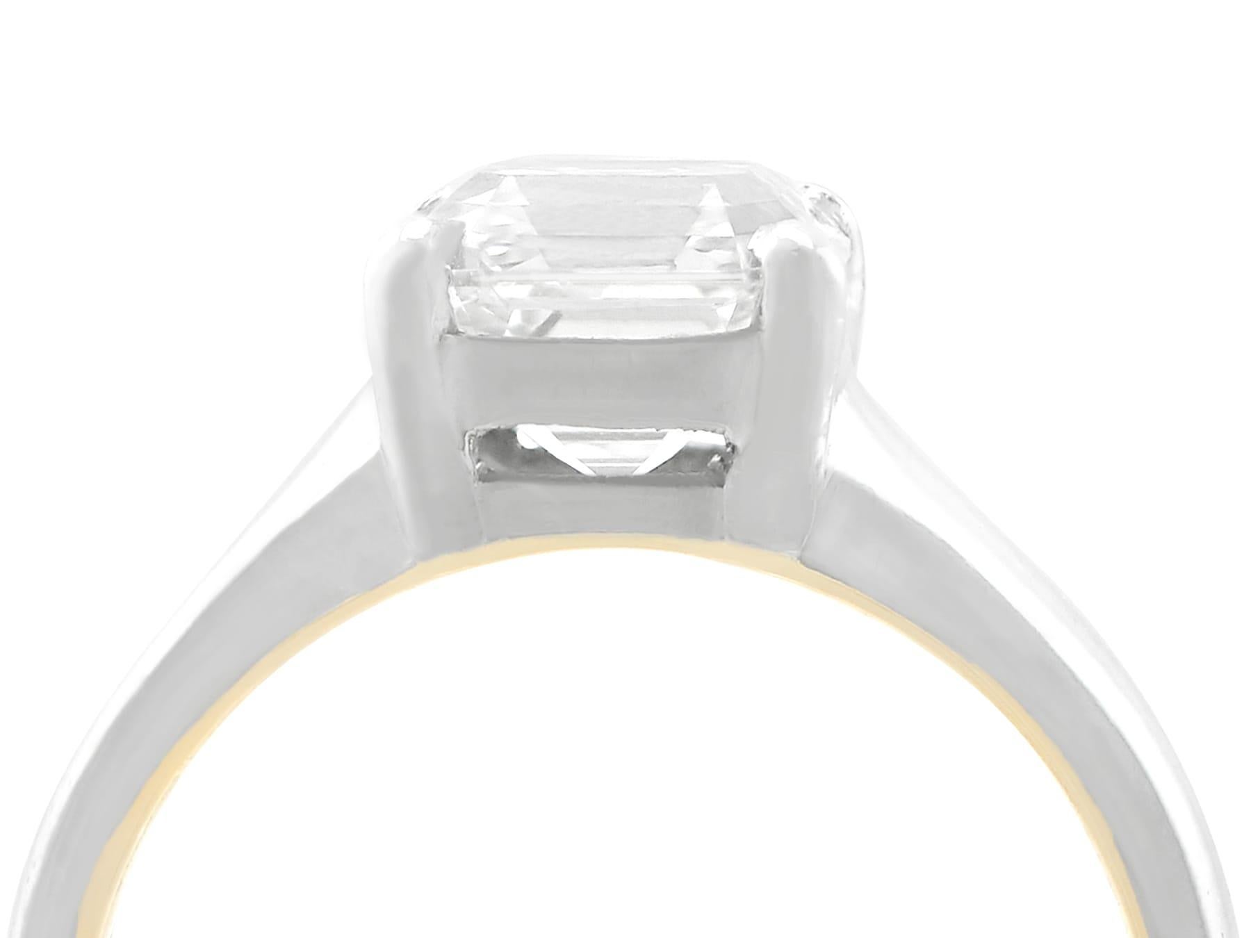 Un anello solitario di 2,04 carati con diamante taglio asscher e oro giallo 18 carati e platino; fa parte della nostra vasta gamma di anelli di fidanzamento.

Questo splendido anello solitario con diamante, raffinato e di grande effetto, è stato