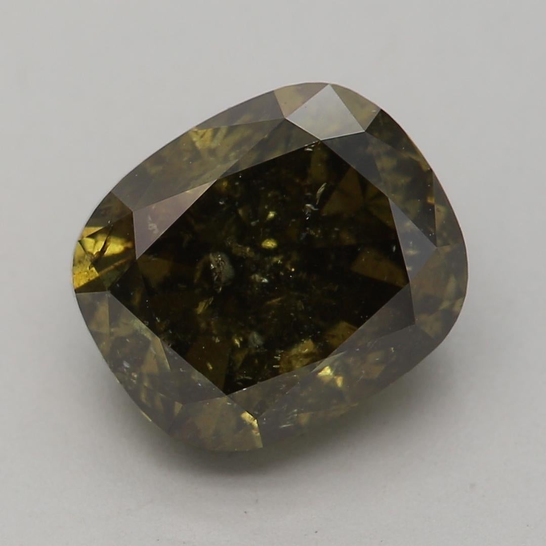 *100% NATÜRLICHE FANCY-DIAMANTEN*

Diamant Details

➛ Form: Kissen
➛ Farbton: Fancy Dark Greenish Brown
➛ Karat: 2.04
➛ Klarheit: I3
➛ GIA zertifiziert 

^MERKMALE DES DIAMANTEN^

Dieser 2,04-Karat-Diamant im Kissenschliff dieser Größe hat eine