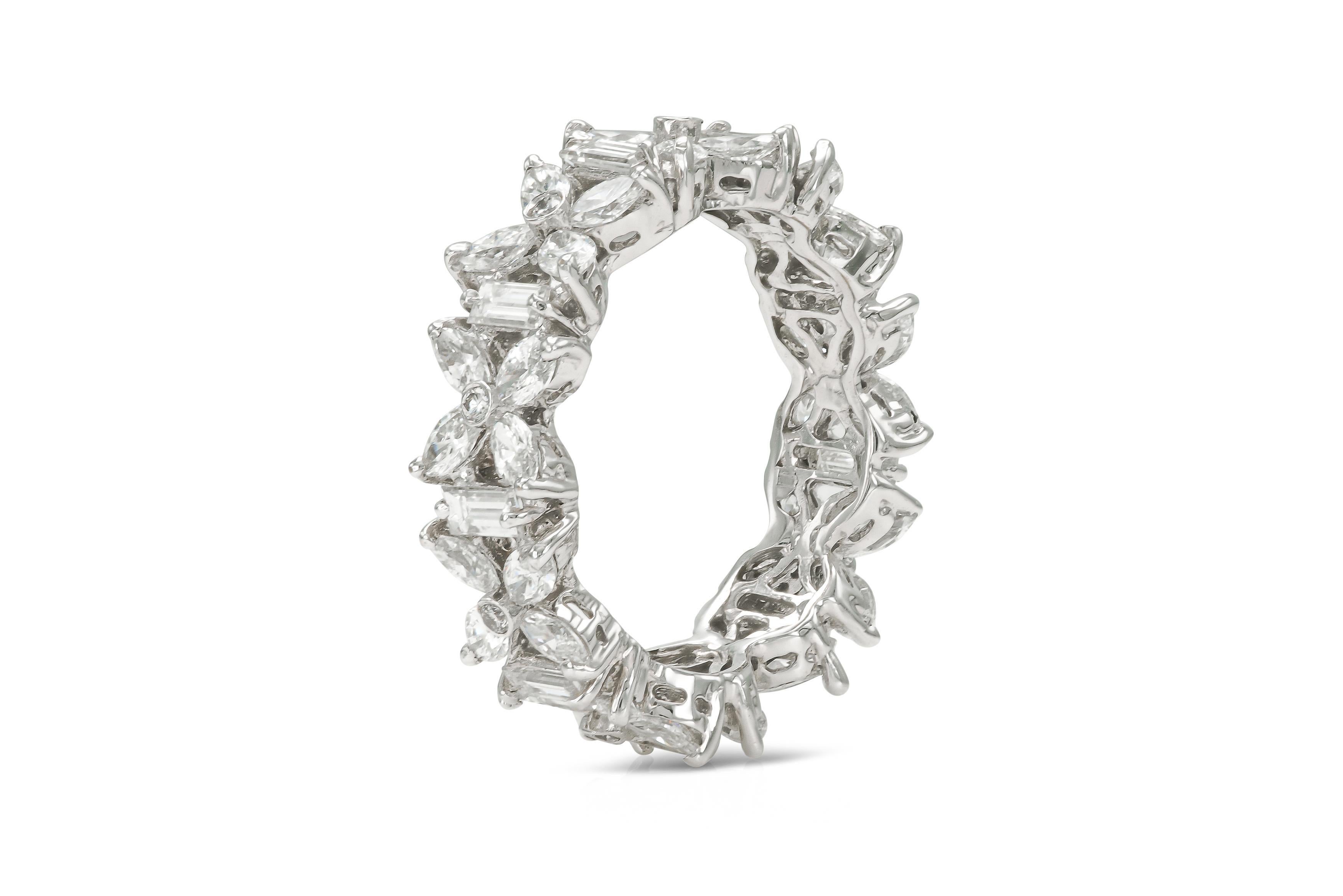 Finemente realizzato in oro bianco 18 carati con diamanti taglio Marquise, Baguette e Brilliante rotondo per un peso totale di circa 2,04 carati.
6 mm di larghezza
Taglia 6 1/4