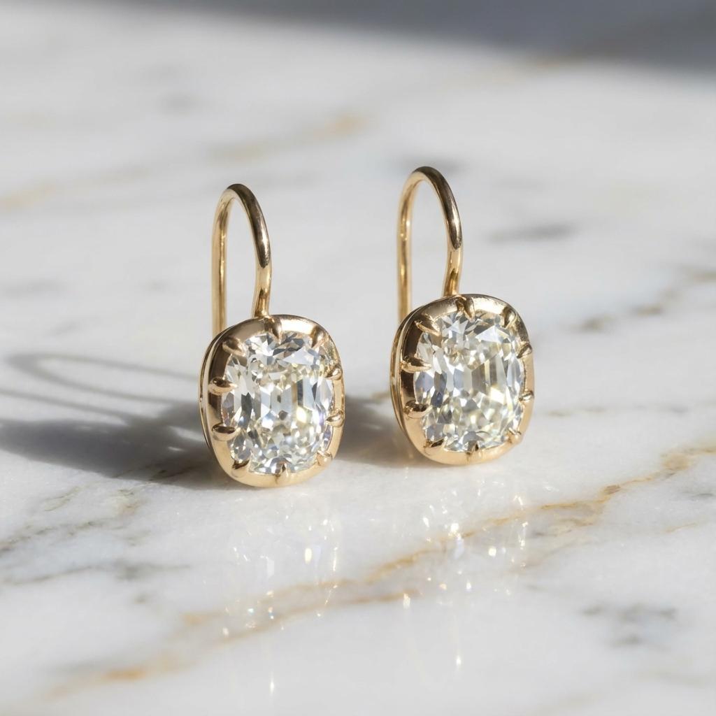 Taille vieille mine Boucles d'oreilles pendantes en or jaune 14k avec diamant taille ancienne de 2,04 carats en vente