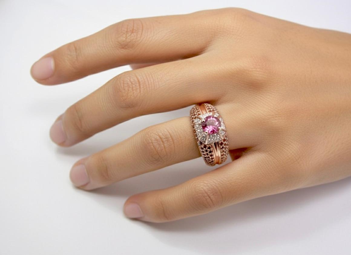 Superbe bague en or rose avec saphir et diamant de couleur rose vif Padparadscha
Pierre primaire : Saphir Padparadscha 
Forme ou coupe : Coupe ronde
Poids du saphir : 1.02 Carats (1 saphir)
Mesures Saphir : 5.80mmx5,80mmx3,80mm
Couleur moyenne :