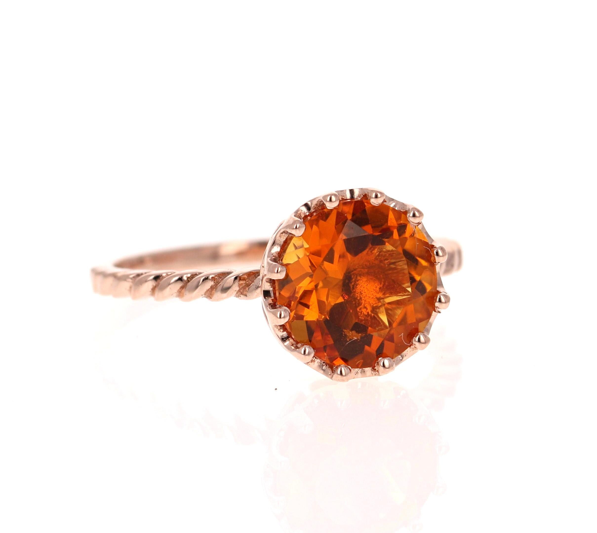 Cette bague simple et magnifique est ornée d'un quartz citrine rond brillant et éclatant pesant 2,15 carats. 
Elle est sertie dans une magnifique monture en or rose 14 carats de style filaire et pèse environ 2,3 grammes.  Très léger et facile à