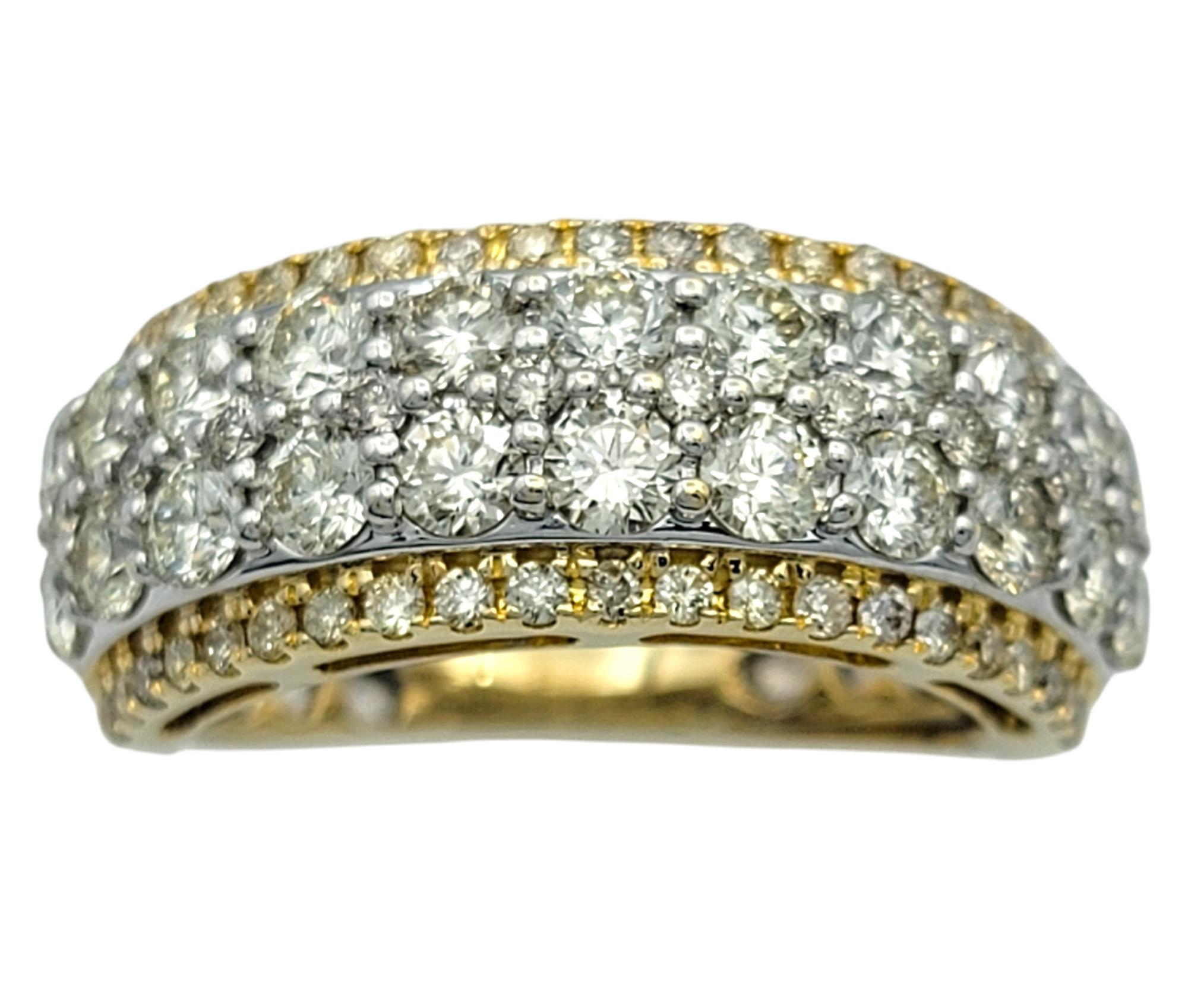 Ringgröße: 7.25

Strahlen Sie Glanz und Raffinesse aus mit diesem exquisiten vierreihigen Diamantring. Dieses Band aus einer eleganten Kombination von 14 Karat Weiß- und Gelbgold ist ein Beweis für zeitlose Kunstfertigkeit und moderne Eleganz. Die
