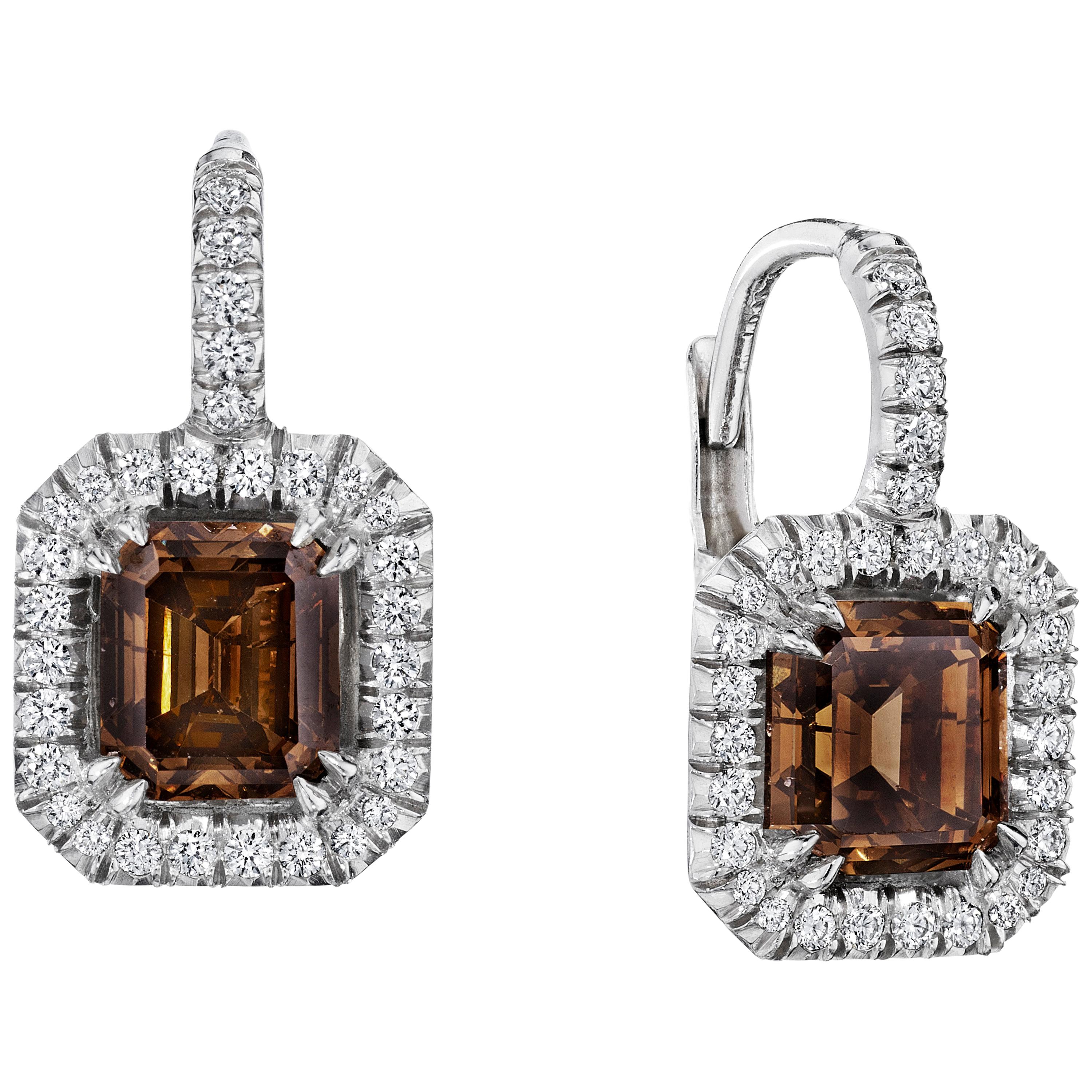 2,04 Karat 'tw' Whiskey Brown Smaragdschliff Diamant Halo-Ohrringe aus 18 Karat Gold im Angebot