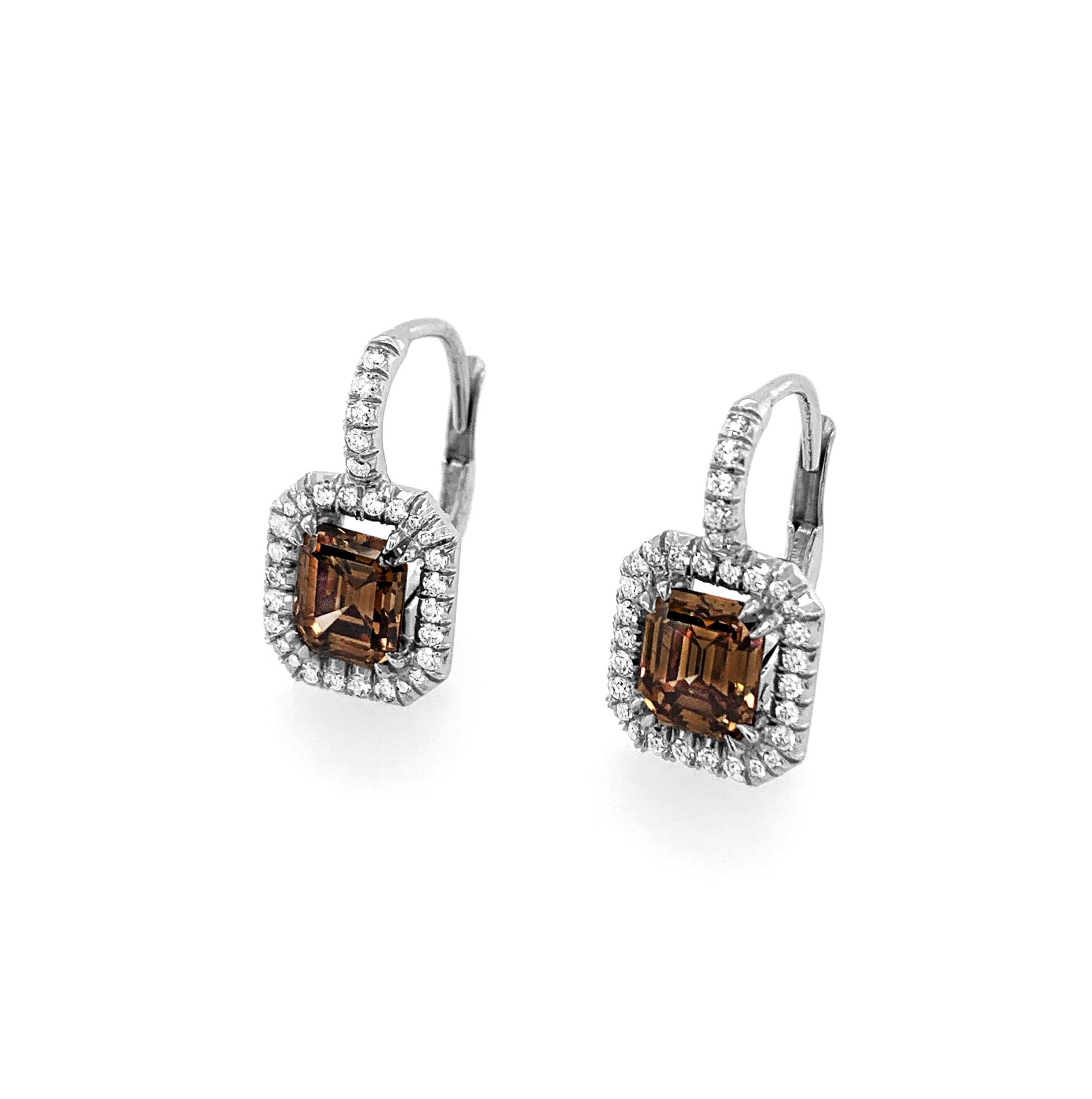 2.04 Karat (Gesamtgewicht) Whiskey Brown Emerald Cut Diamond Halo Ohrringe in 18K Weißgold.  Halo-Diamanten mit rundem Brillantschliff und einem Gewicht von 0,30 Karat (Gesamtgewicht).  Länge des Ohrrings 16 mm.

