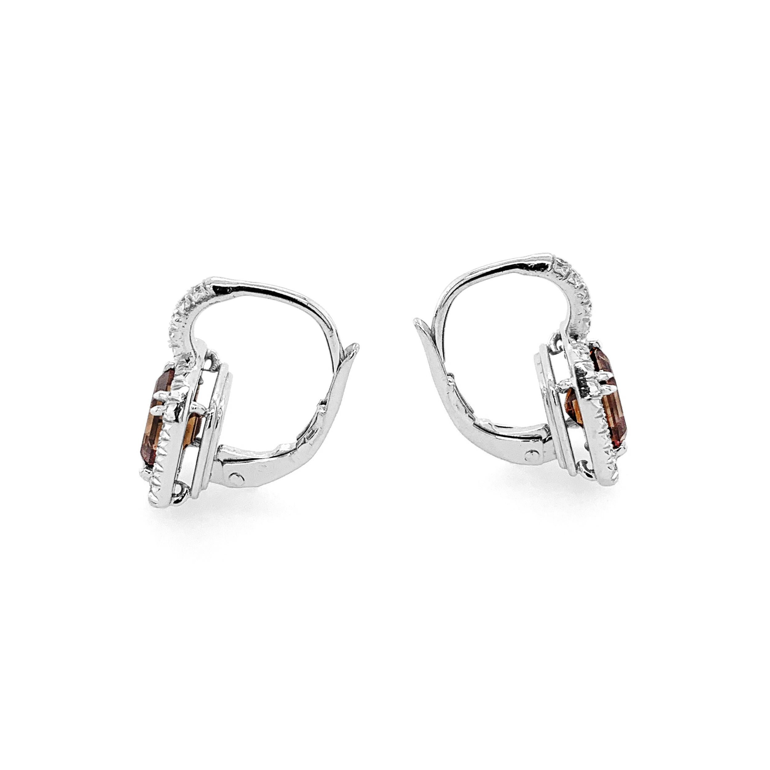 2,04 Karat 'tw' Whiskey Brown Smaragdschliff Diamant Halo-Ohrringe aus 18 Karat Gold im Zustand „Hervorragend“ im Angebot in Palm Beach, FL