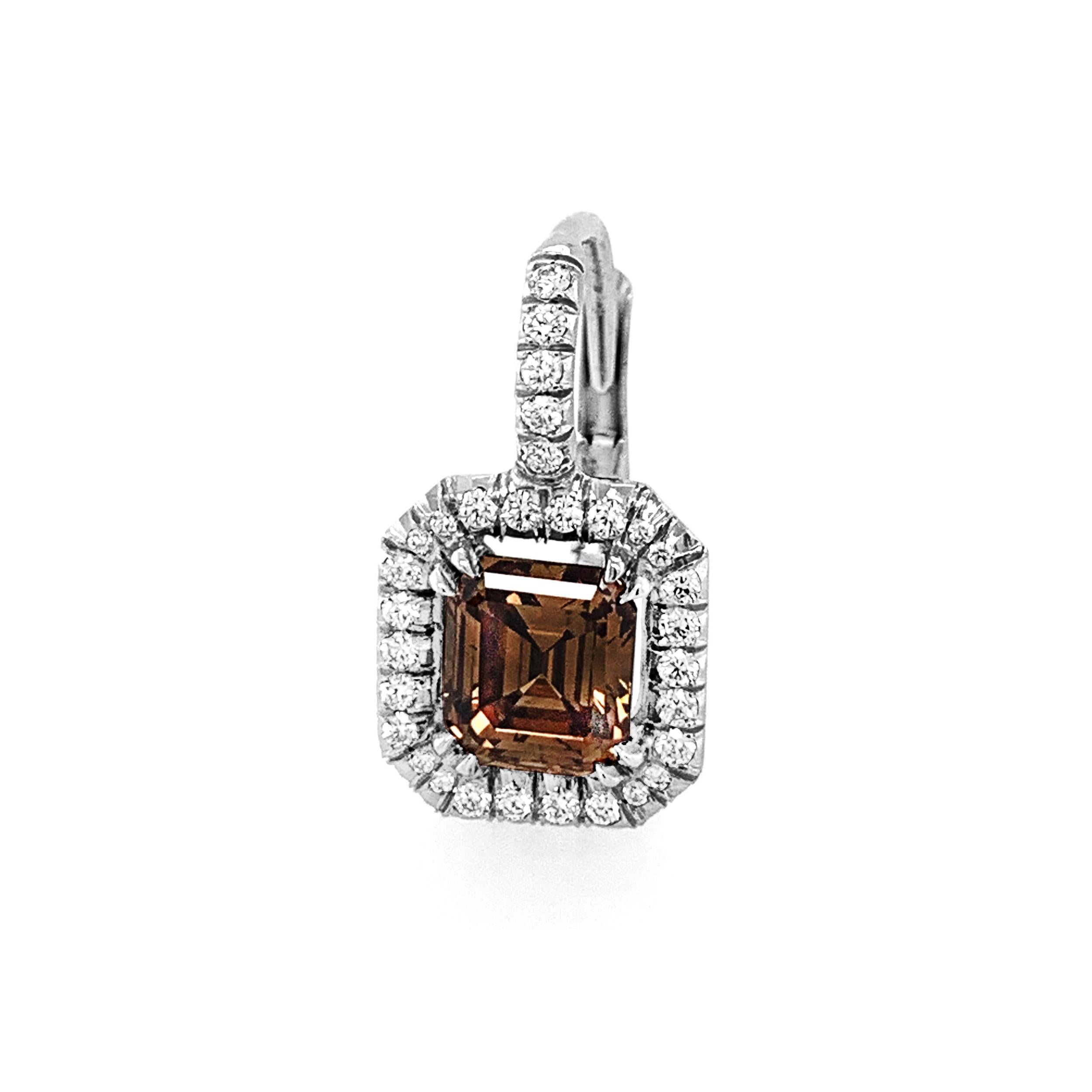 2,04 Karat 'tw' Whiskey Brown Smaragdschliff Diamant Halo-Ohrringe aus 18 Karat Gold Damen im Angebot