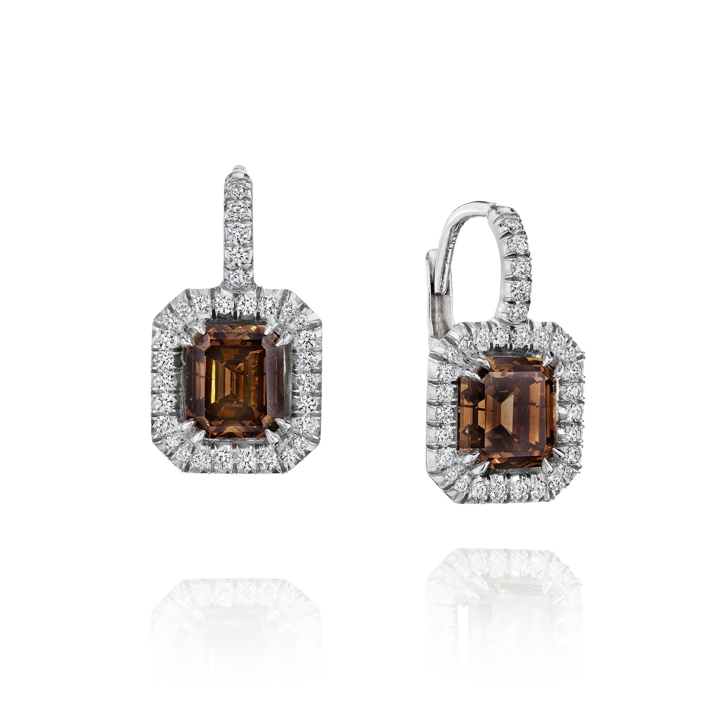 2,04 Karat 'tw' Whiskey Brown Smaragdschliff Diamant Halo-Ohrringe aus 18 Karat Gold im Angebot 1