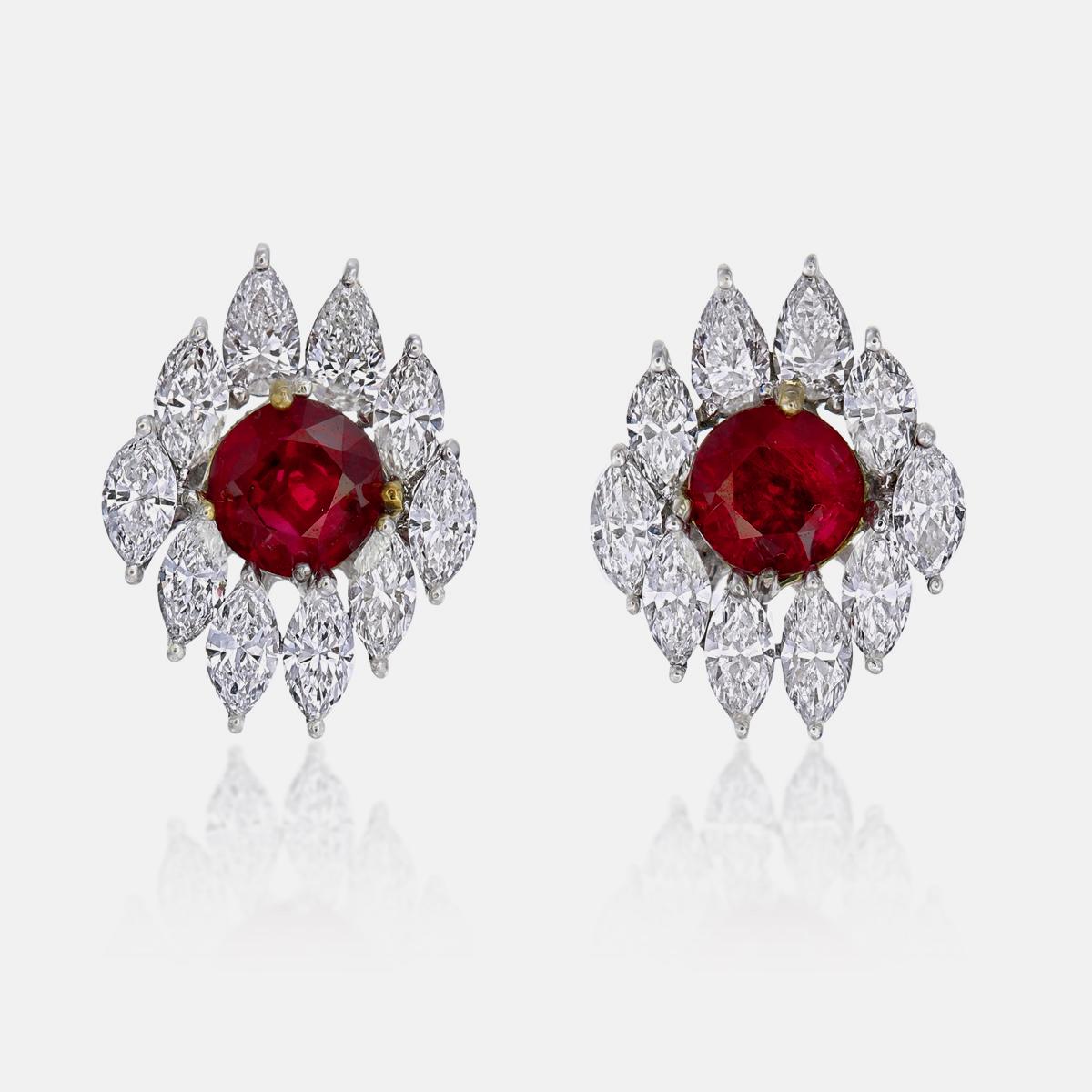 Ces boucles d'oreilles présentent deux rubis de taille ovale d'un poids total de 2,04 carats. Les rubis sont entourés de 1,64 carats de diamants taille marquise et de 0,52 carats de diamants en forme de poire, créant ainsi un design étincelant.
