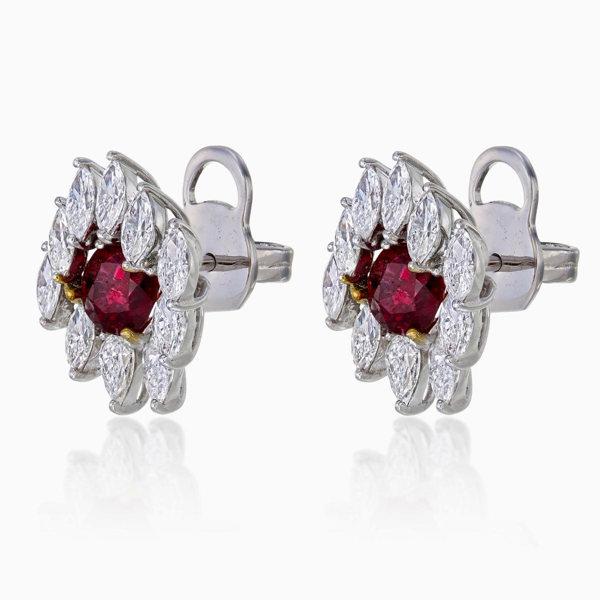 Taille ovale Boucles d'oreilles en or blanc 18 carats avec rubis de taille ovale de 2,04 carats et diamants en vente