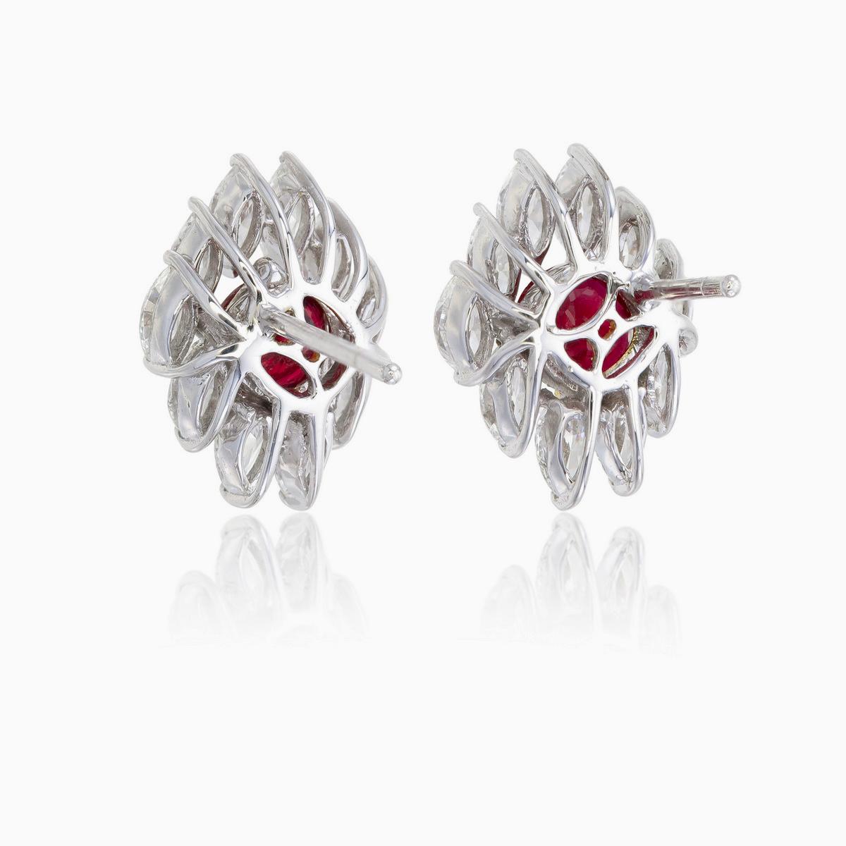 Boucles d'oreilles en or blanc 18 carats avec rubis de taille ovale de 2,04 carats et diamants Neuf - En vente à Bangkok, TH