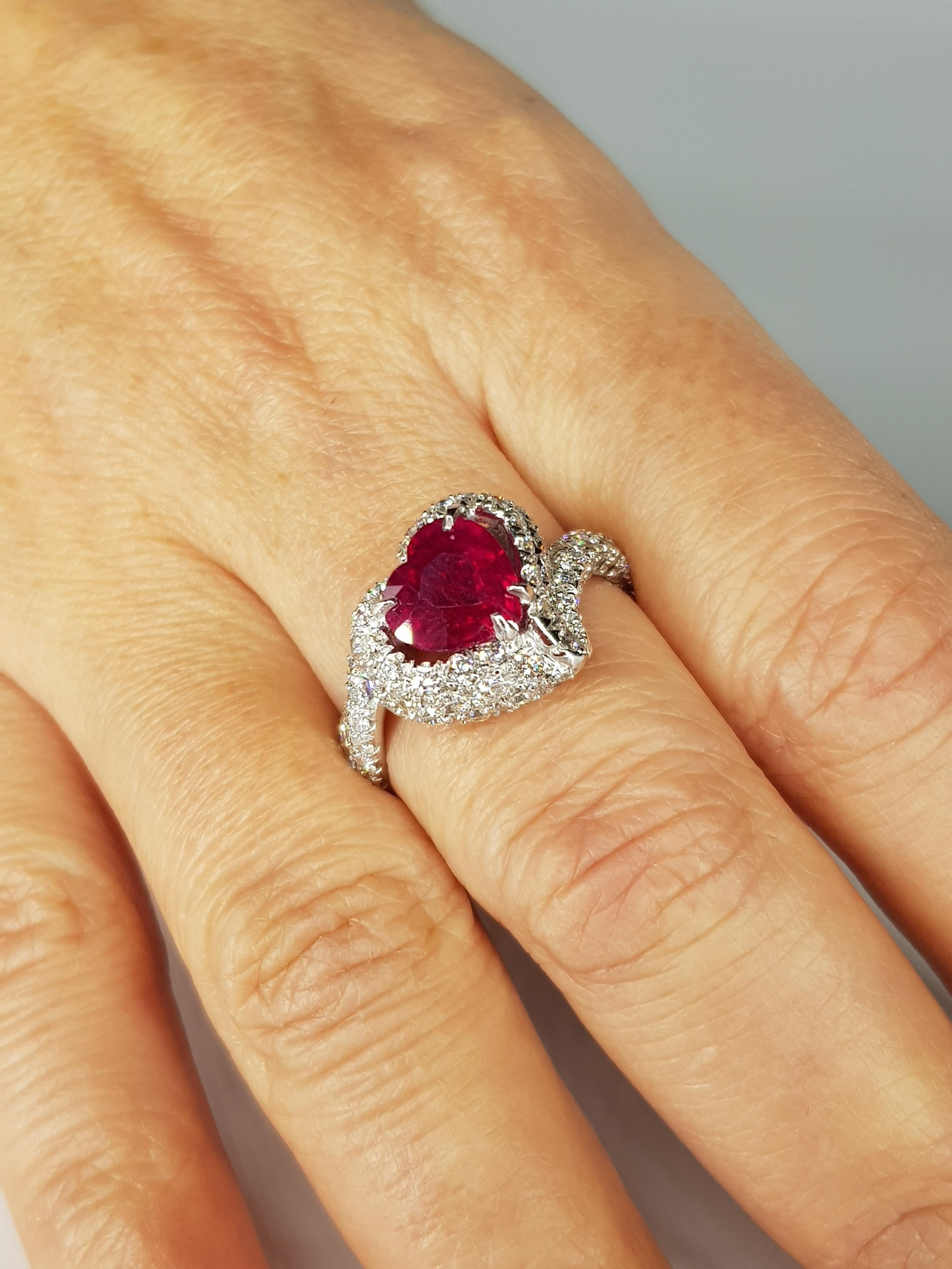 2.04 Carats Ruby with a pavé of 2.24 carats of white diamonds Cocktail Ring In New Condition For Sale In Roma, IT
