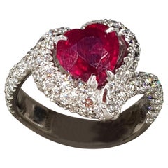 2,04 Karat Rubin mit einem Pavé aus 2,24 Karat weißen Diamanten Cocktail Ring