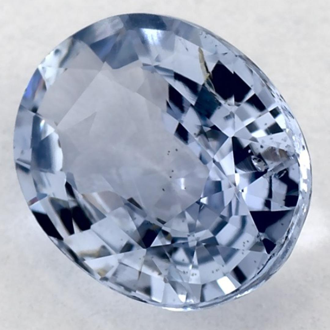 Questo zaffiro blu naturale offre eleganza e raffinatezza. Con la sua ricca saturazione del colore e il taglio preciso, è il centro perfetto per un anello di fidanzamento o per un design di gioielli di lusso.

Questo zaffiro proviene dallo Sri Lanka