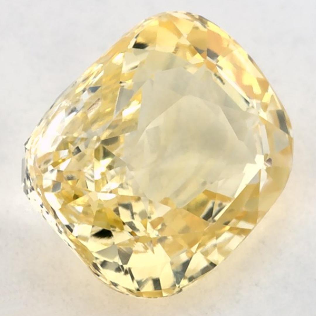 Questo zaffiro giallo naturale offre eleganza e raffinatezza. Con la sua ricca saturazione del colore e il taglio preciso, è il centro perfetto per un anello di fidanzamento o per un design di gioielli di lusso.

Questo zaffiro proviene dallo Sri