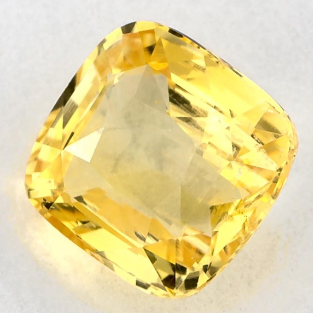 Questo zaffiro giallo naturale offre eleganza e raffinatezza. Con la sua ricca saturazione del colore e il taglio preciso, è il centro perfetto per un anello di fidanzamento o per un design di gioielli di lusso.

Questo zaffiro proviene dallo Sri