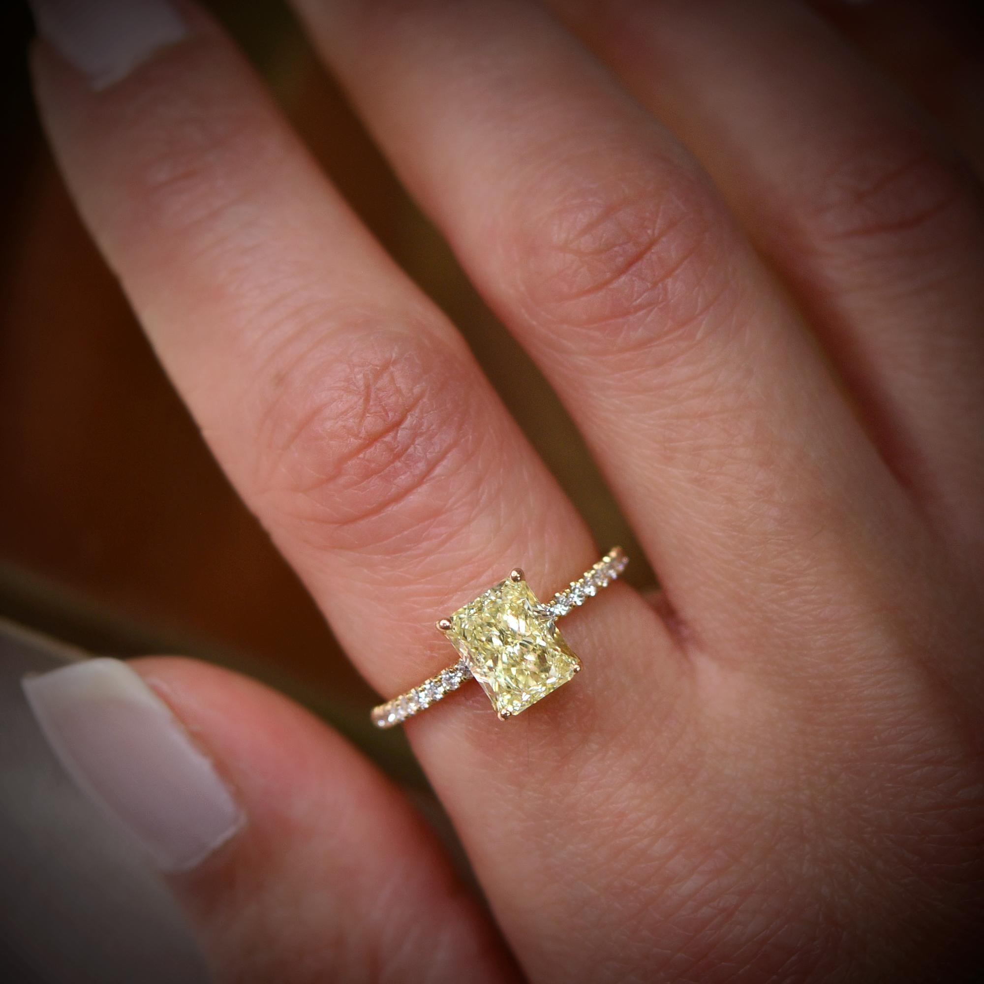 2,04 quilates Anillo de diamante radiante amarillo fantasía con piedra lateral certificado por el GIA en Nuevo estado para la venta en New York, NY