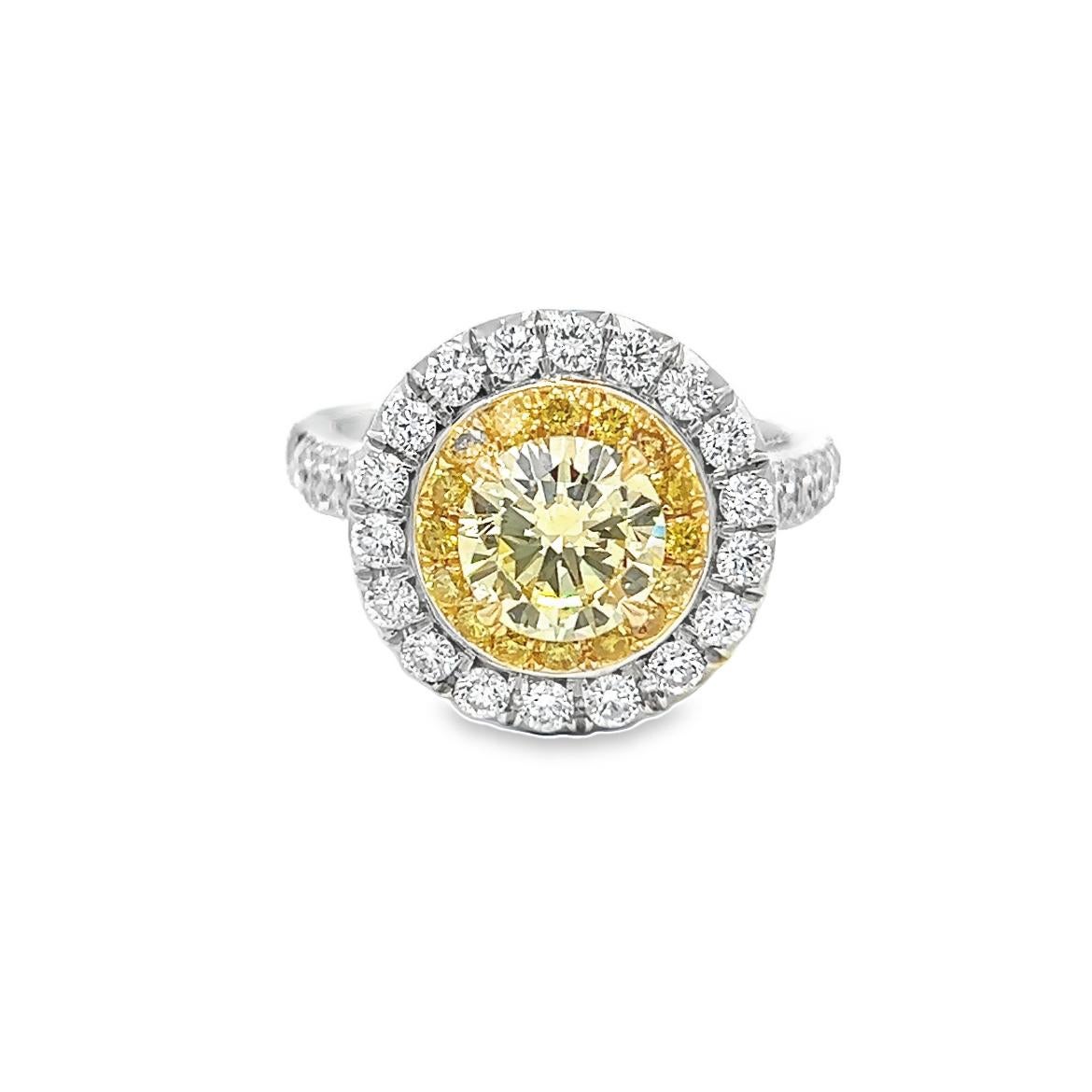 Anillo de compromiso de mujer con diamante amarillo fantasía de 2.04 quilates totales. Certificado GIA.

Este anillo amarillo de fantasía con doble halo es nuestro anillo 