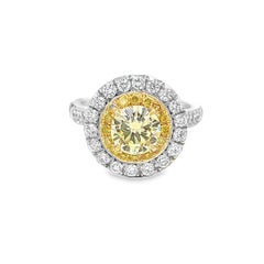 Anello di fidanzamento da donna con diamante giallo fantasia da 2.04 carati totali. Certificato GIA.