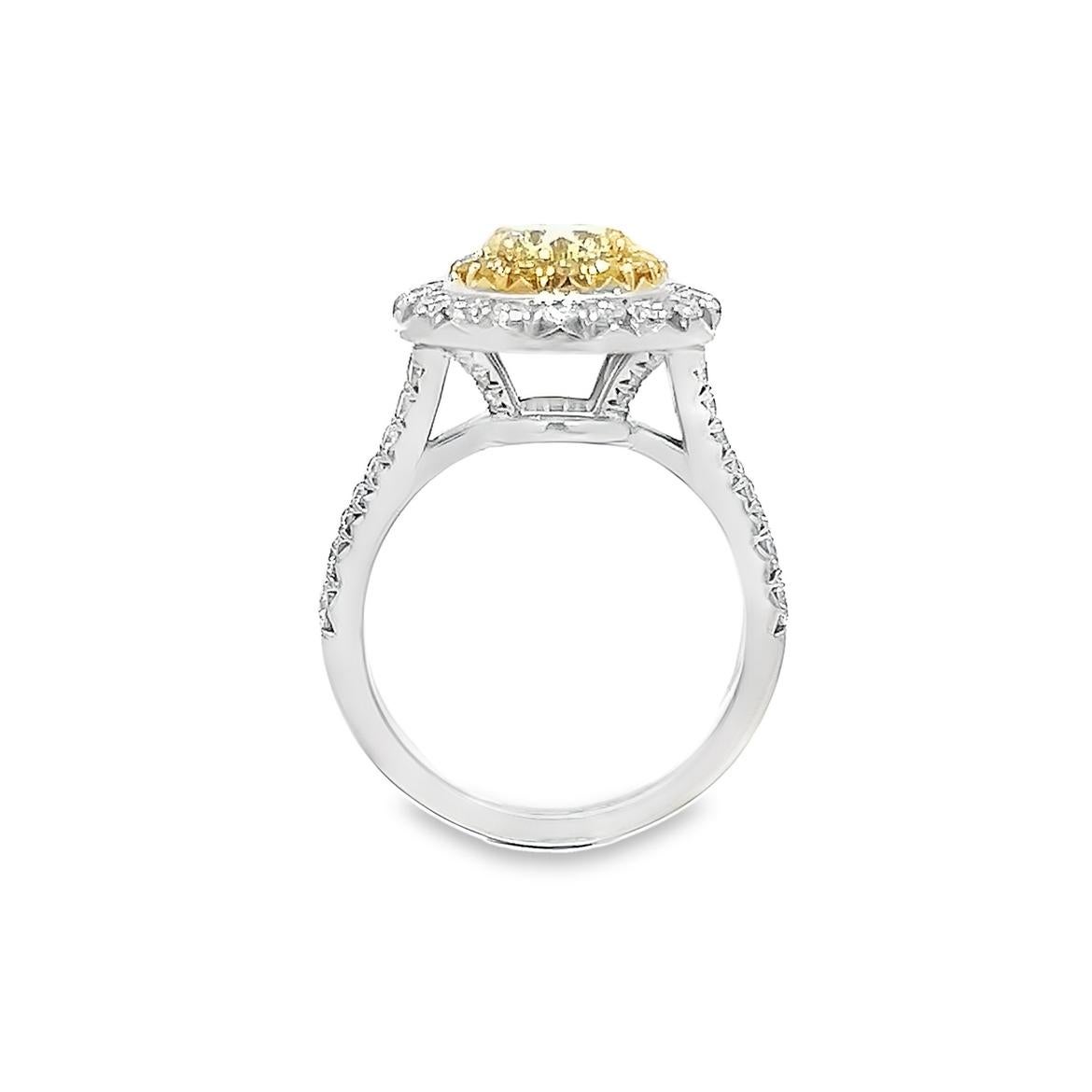 Anillo de compromiso de mujer con diamante amarillo fantasía de 2.04 quilates totales. Certificado GIA. en Nuevo estado para la venta en New York, NY