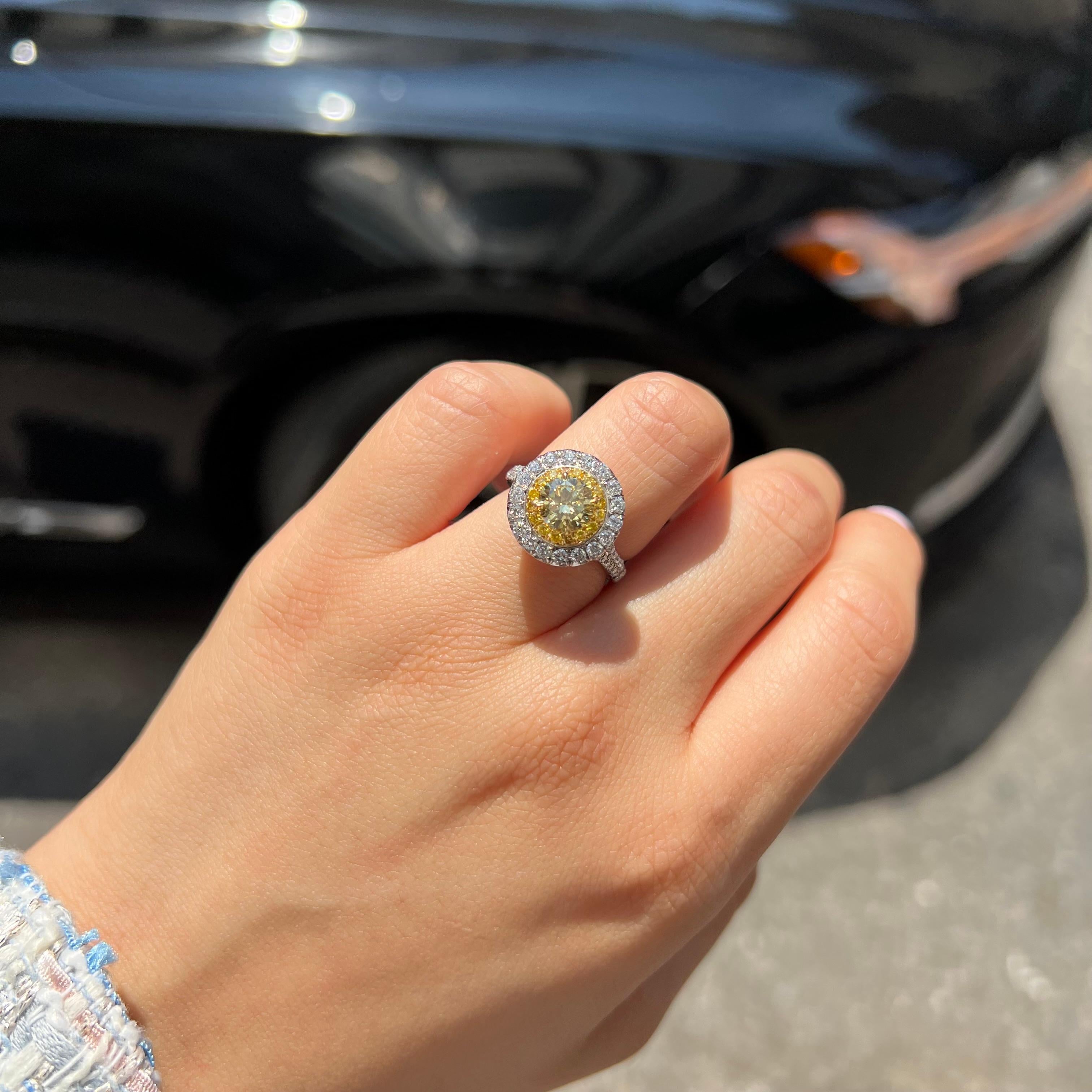 De las mujeres Anillo de compromiso de mujer con diamante amarillo fantasía de 2.04 quilates totales. Certificado GIA. en venta