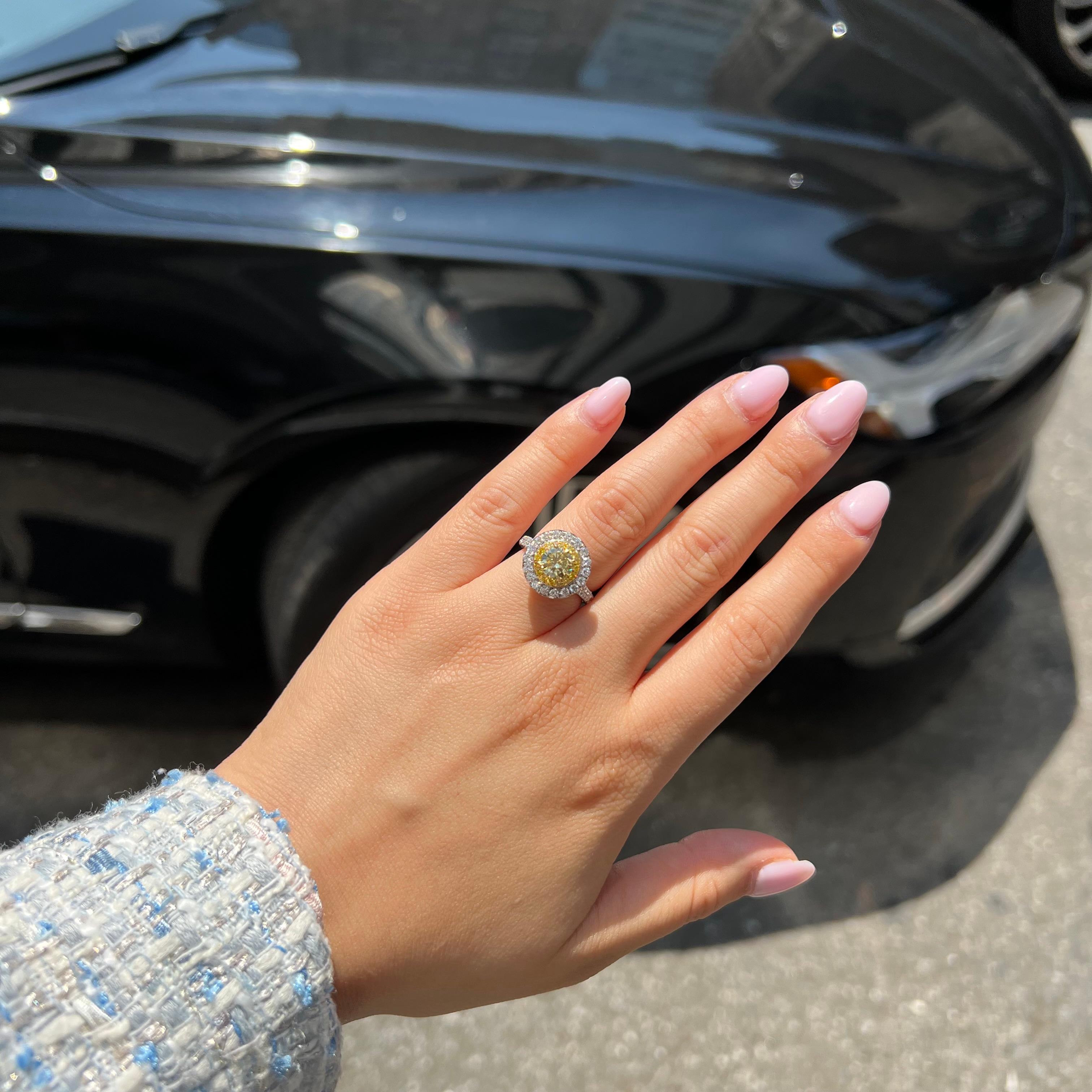 Anillo de compromiso de mujer con diamante amarillo fantasía de 2.04 quilates totales. Certificado GIA. en venta 1