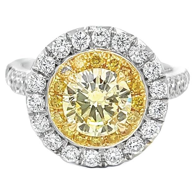 Anillo de compromiso de mujer con diamante amarillo fantasía de 2.04 quilates totales. Certificado GIA. en venta