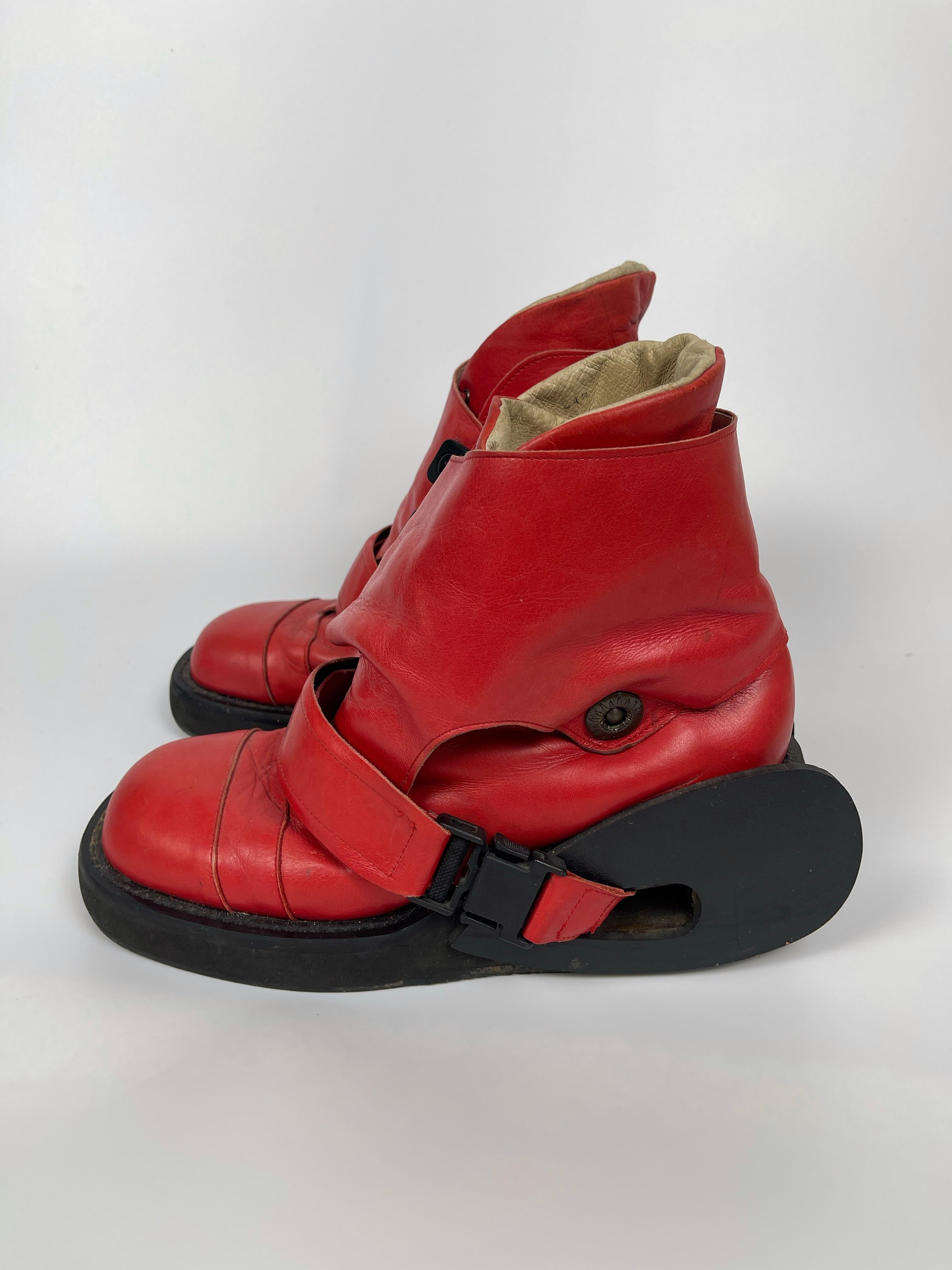20471120 A/W1998 Eskimo Strap Boots In Good Condition For Sale In Seattle, WA