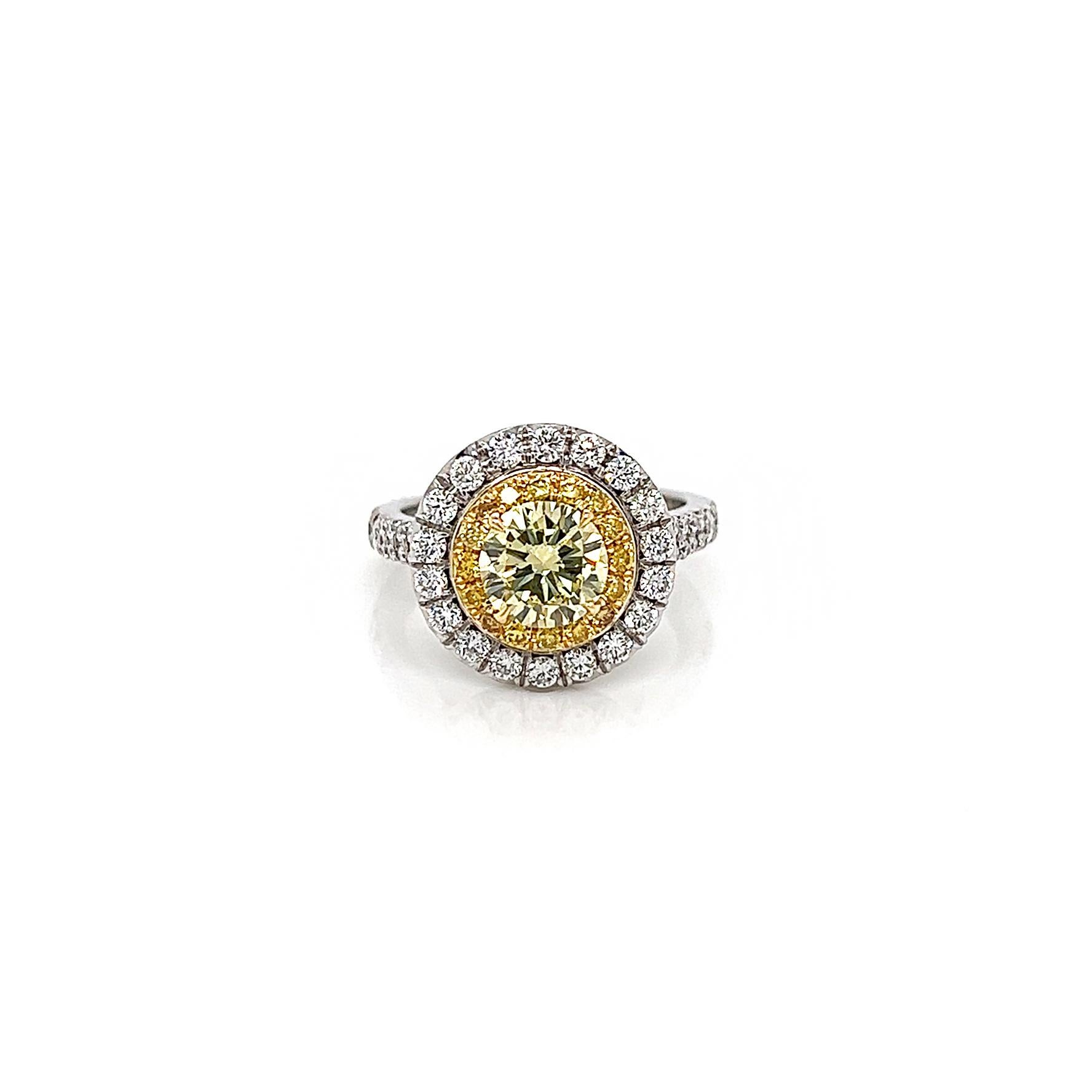 2.04 Total Carat Fancy Yellow Diamond Ladies Engagement Ring. Certifié par le GIA.

Cette bague double halo jaune fantaisie est notre bague 
