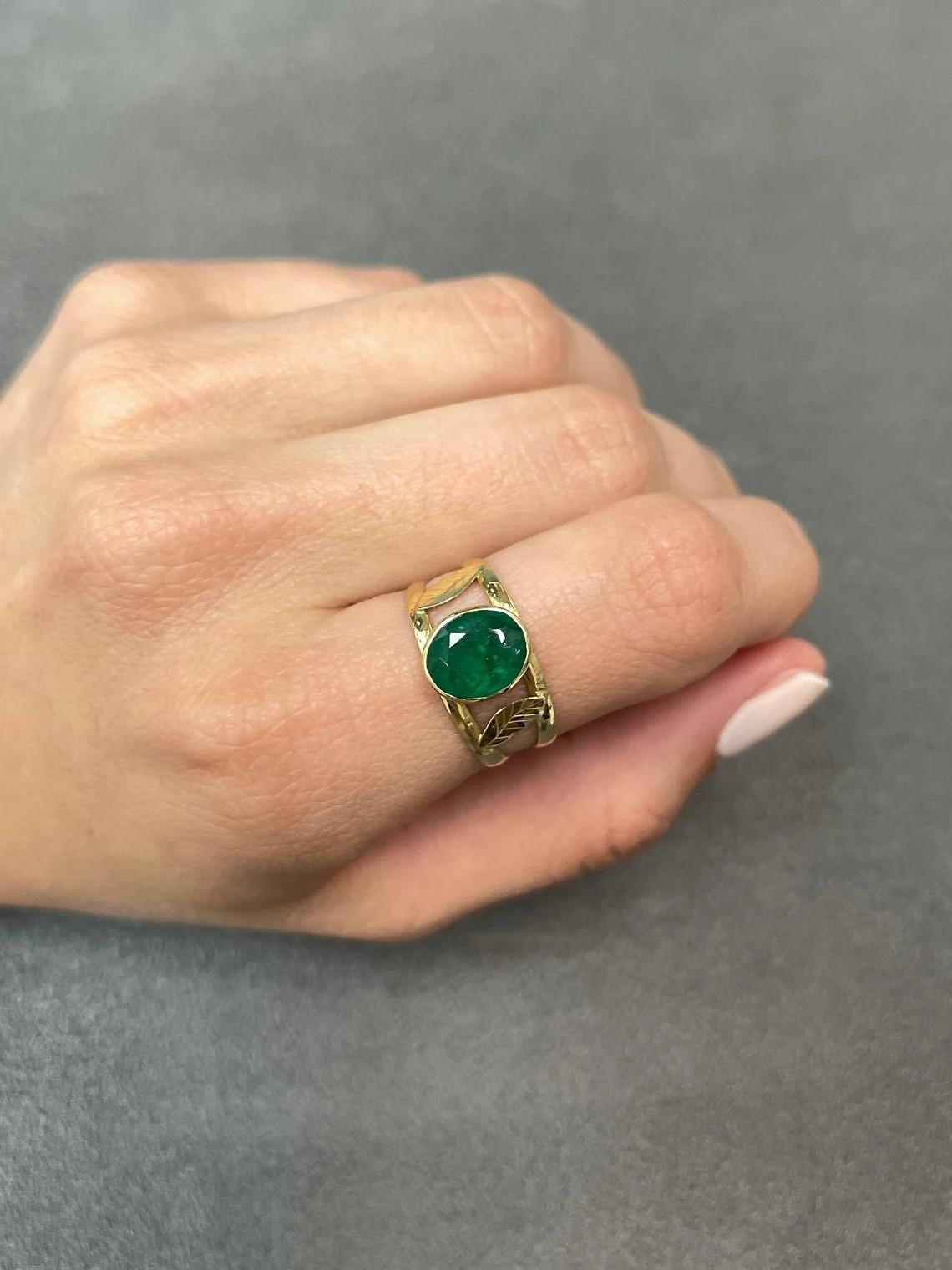 Moderne 2.04ct 14K Colombian Emerald-Oval Cut Bezel Set Solitaire Floral Gold Ring en vente