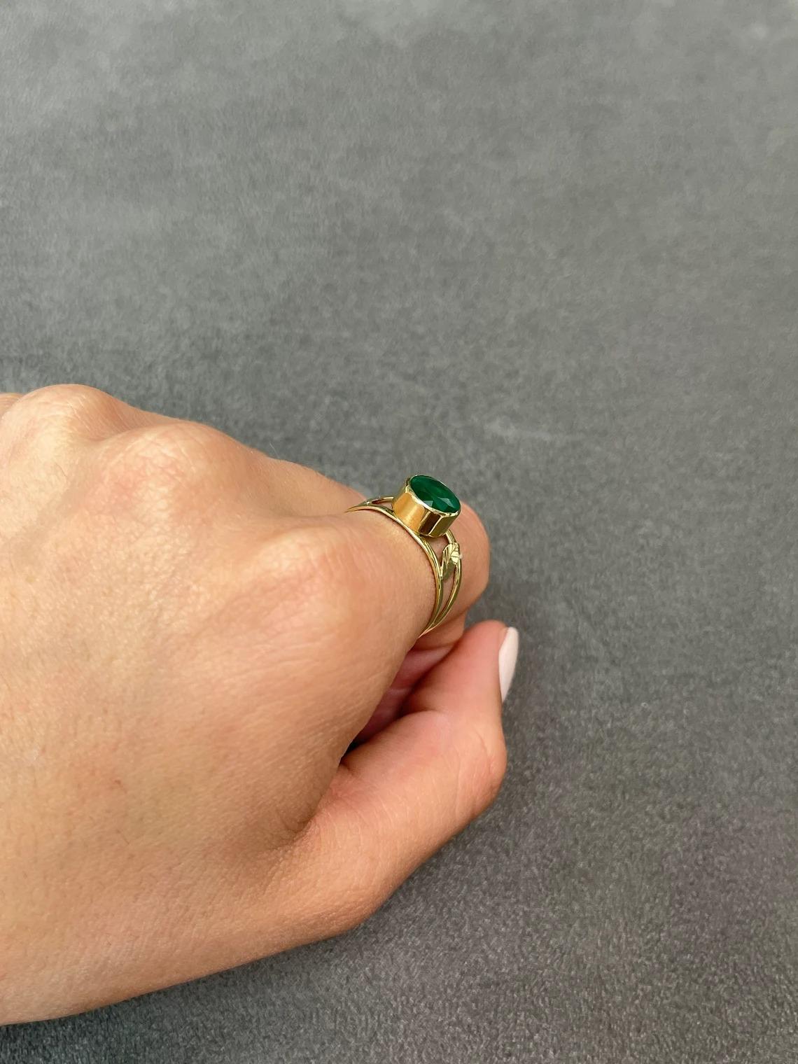2.04ct 14K Colombian Emerald-Oval Cut Bezel Set Solitaire Floral Gold Ring Neuf - En vente à Jupiter, FL