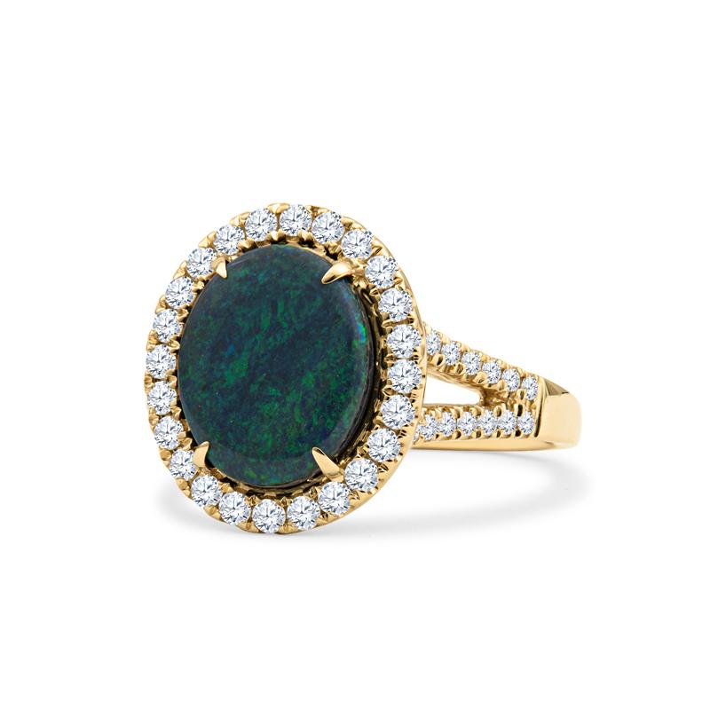 Dieser Ring zeigt einen australischen Lightning Ridge-Opal von 2,04 Karat in einem Ring mit geteilter Schiene aus 18 Karat Gelbgold, der mit in Zacken gefassten Diamanten mit rundem Schliff akzentuiert ist, die den Halo mit einem Gesamtgewicht von