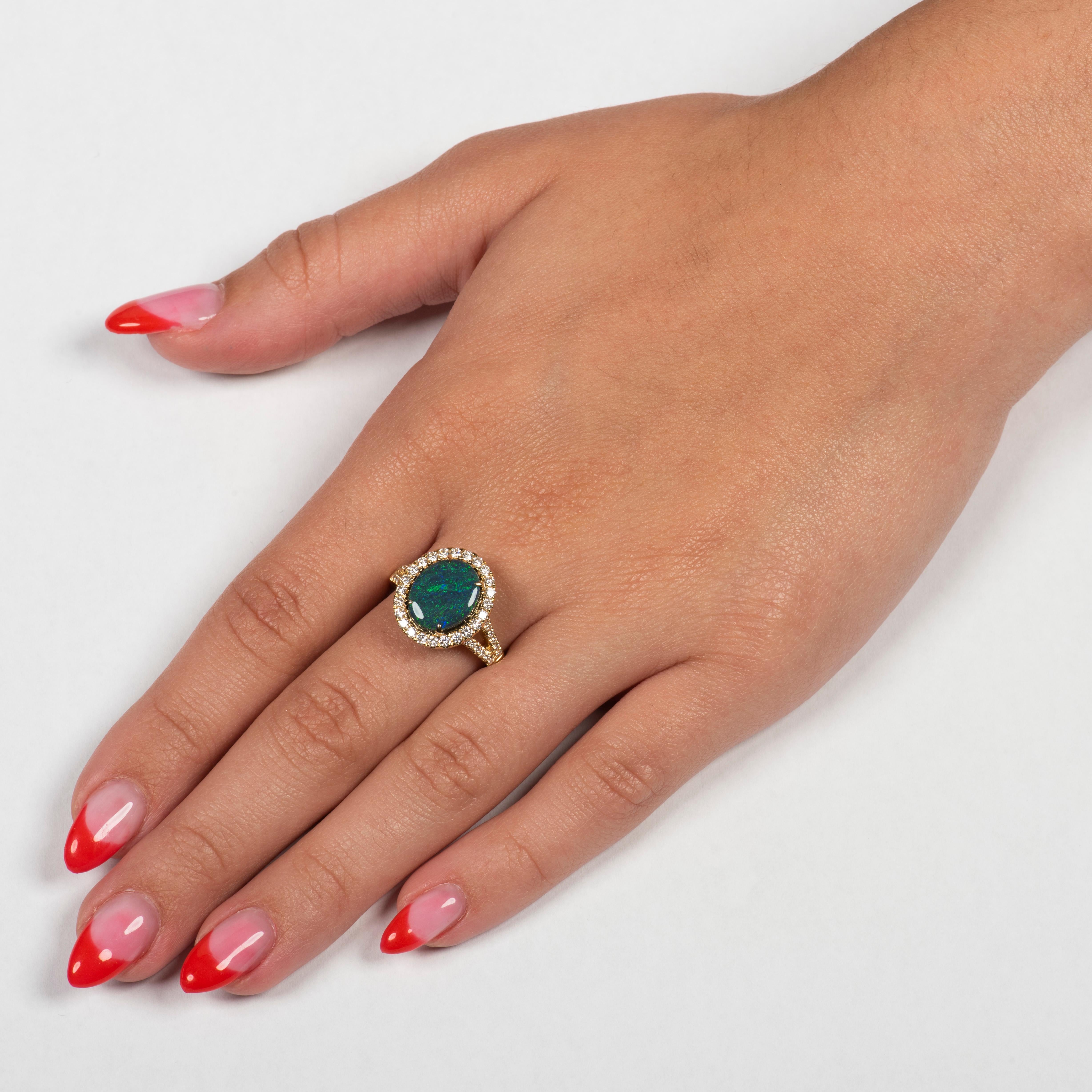 2,04 Karat australischer Opal mit 0,54 Karat Diamanten, gefasst in 18 Karat Goldring im Zustand „Neu“ im Angebot in Houston, TX