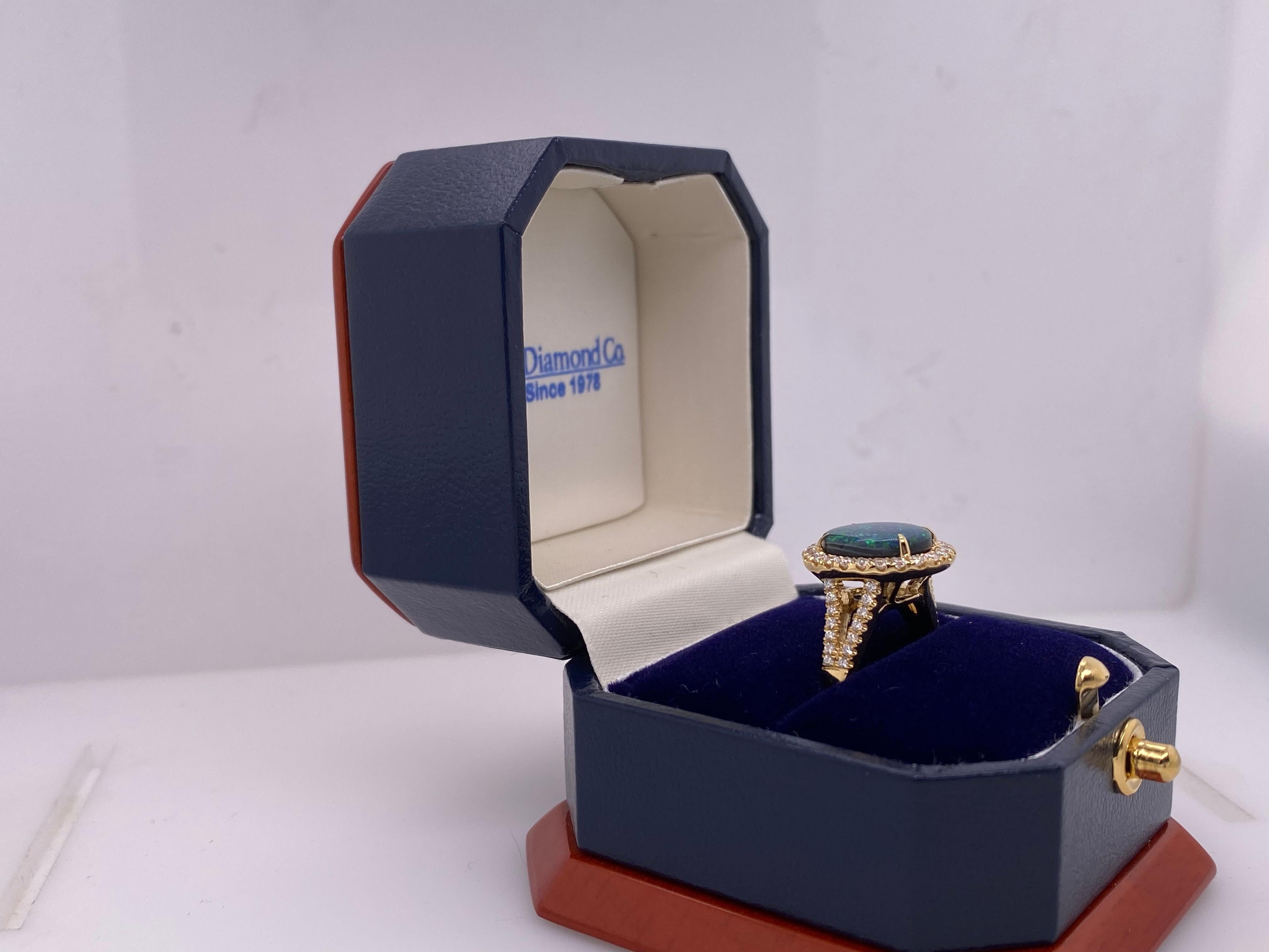 2,04 Karat australischer Opal mit 0,54 Karat Diamanten, gefasst in 18 Karat Goldring im Angebot 1