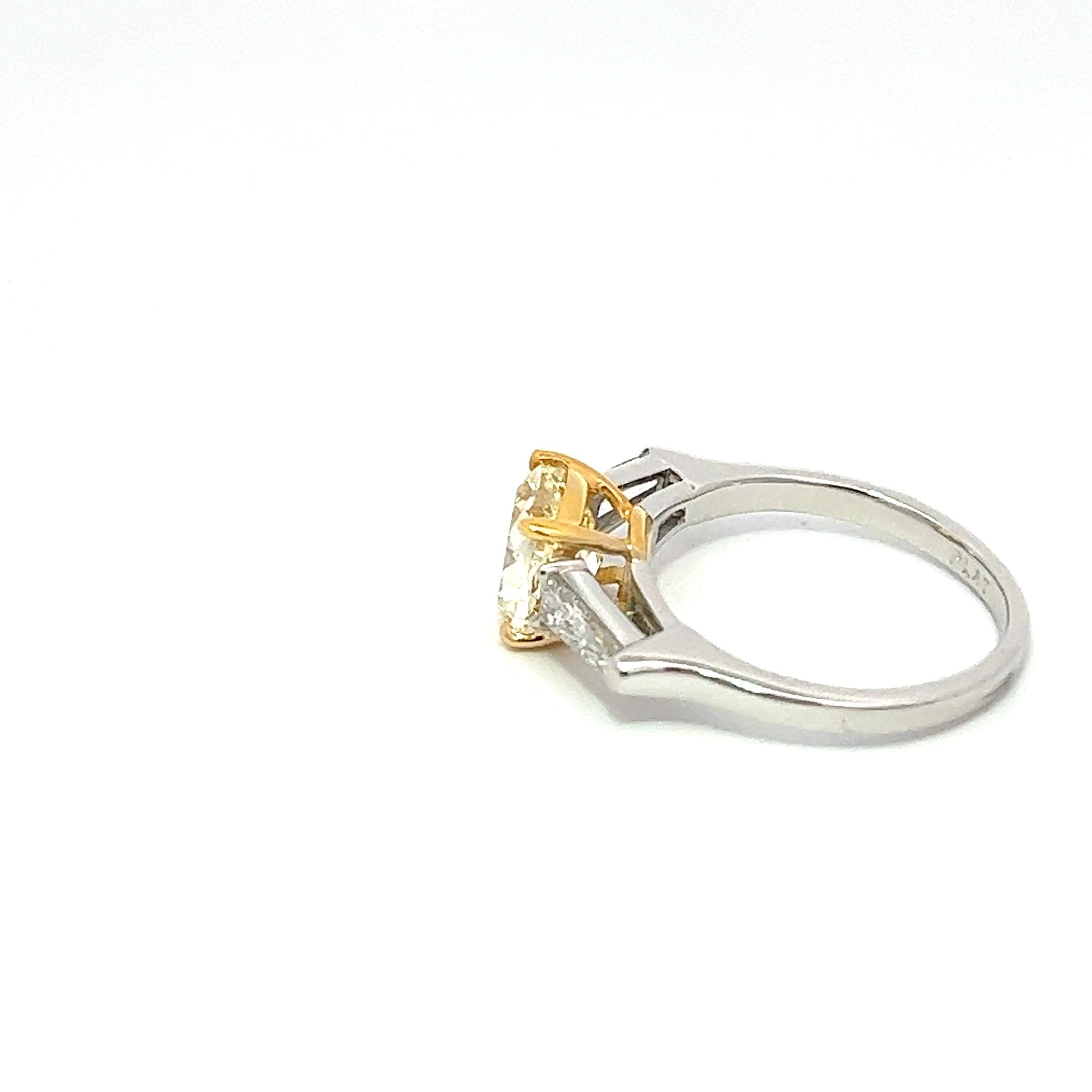 En vente :  Bague en diamant jaune fantaisie de 2,04 carats et diamants blancs de 0,50 carat de taille baguette 5