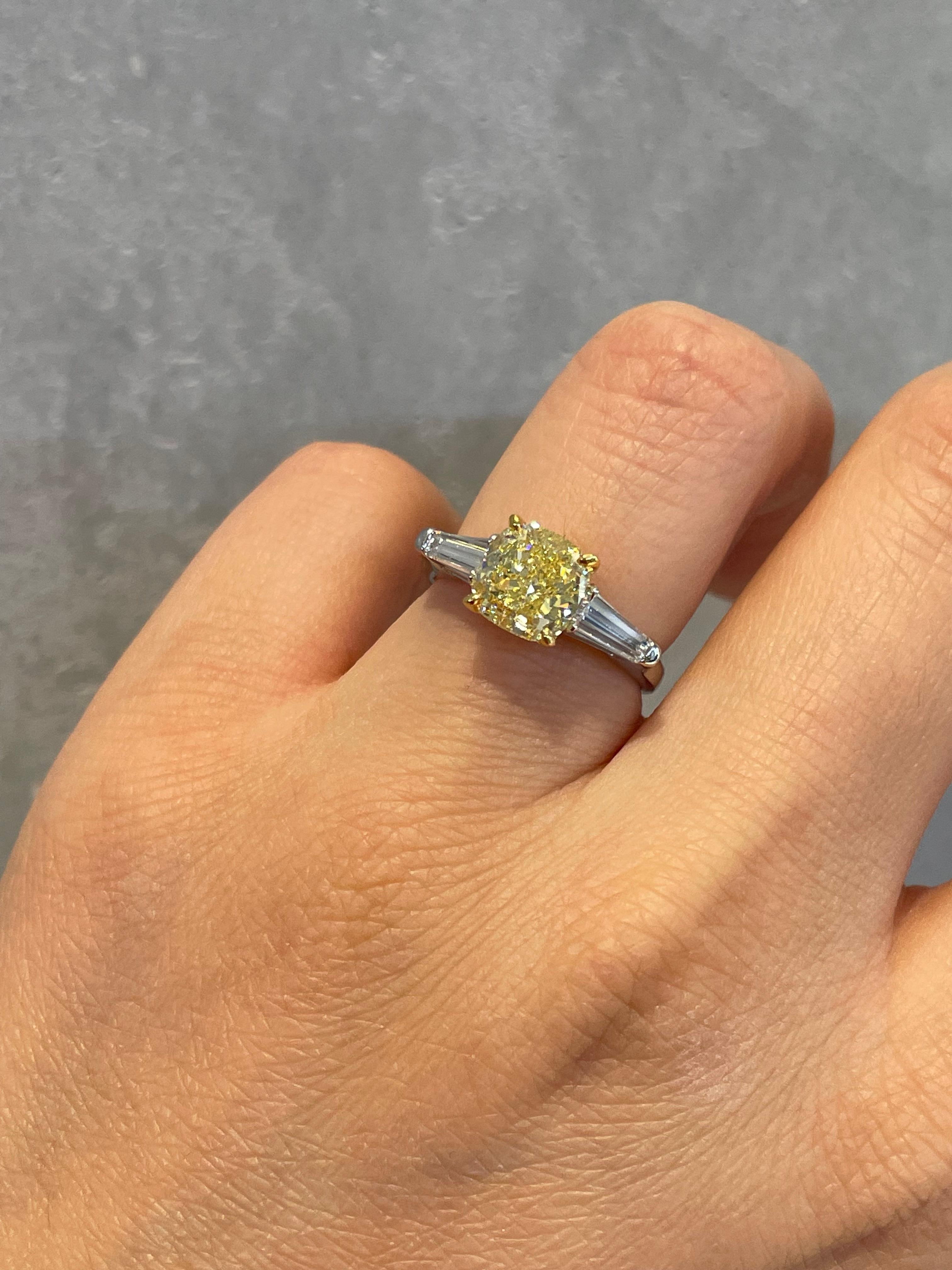 En vente :  Bague en diamant jaune fantaisie de 2,04 carats et diamants blancs de 0,50 carat de taille baguette 8