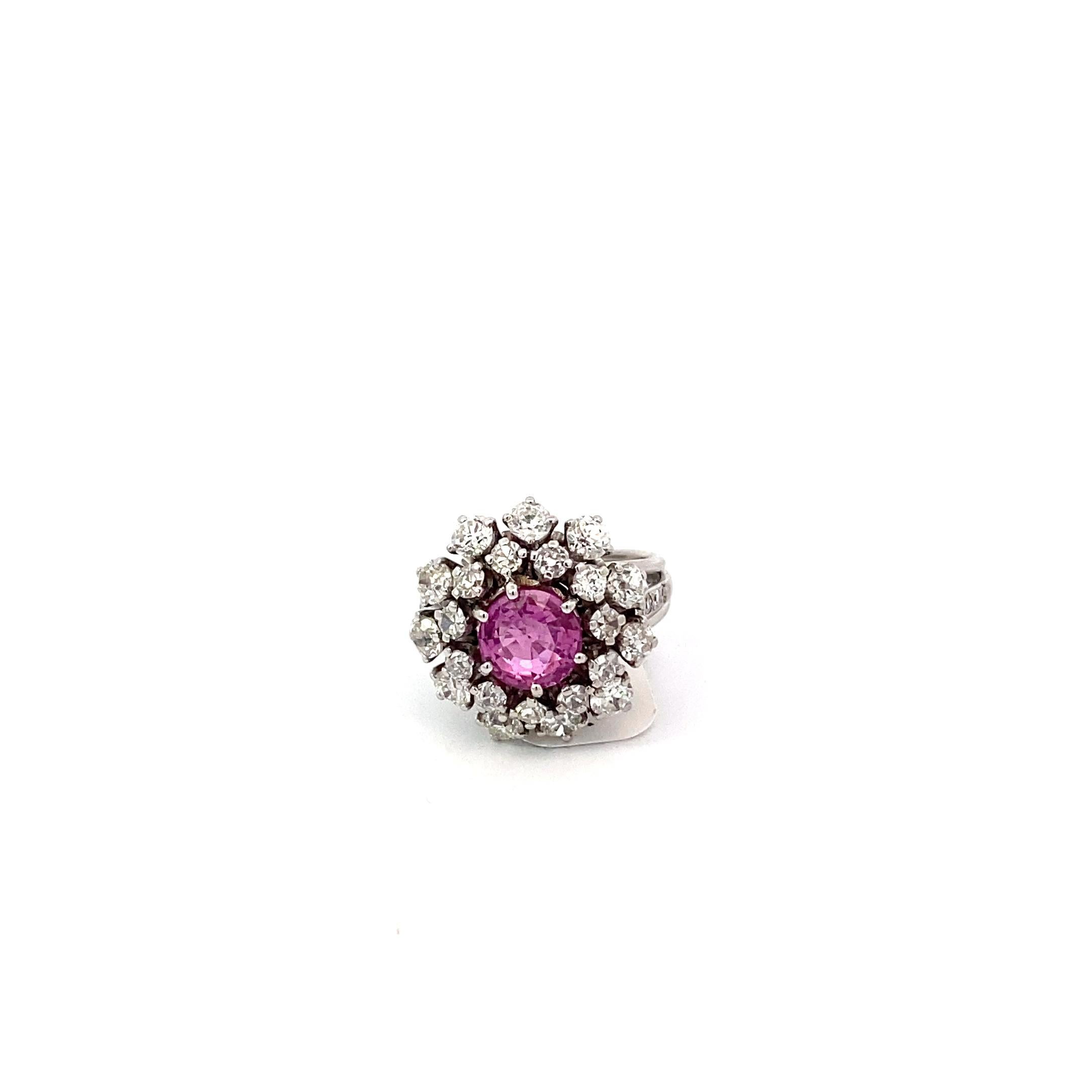 Dieser wunderschöne Ring aus der Mitte des Jahrhunderts zeigt einen einzigartigen rosa Saphir von 2,04 Karat, umgeben von dreißig (30) Diamanten im Old European Cut und Siblige Cut (ca. 2 Karat) in einer Halo-Fassung. Dieser massive Ring hat es in